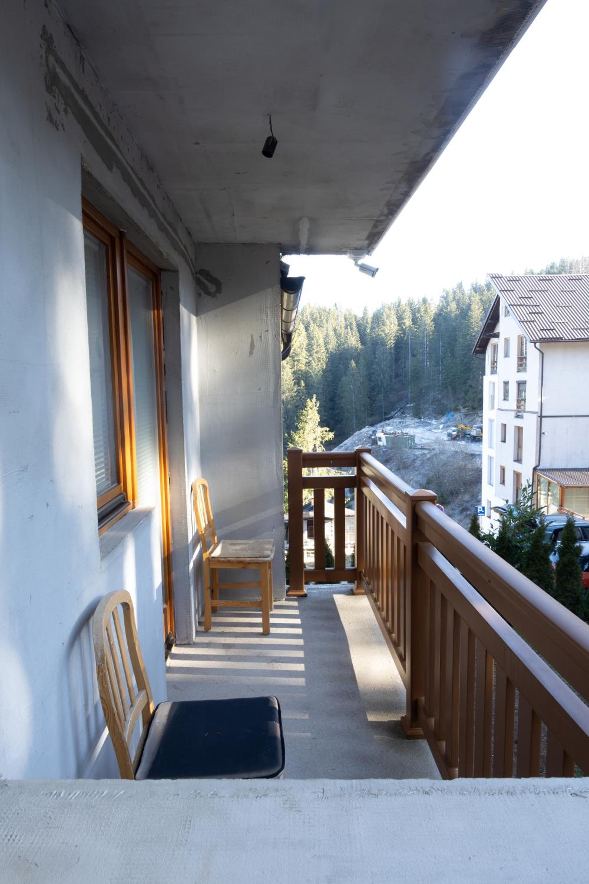 One-Bedroom Apartment with Balcony