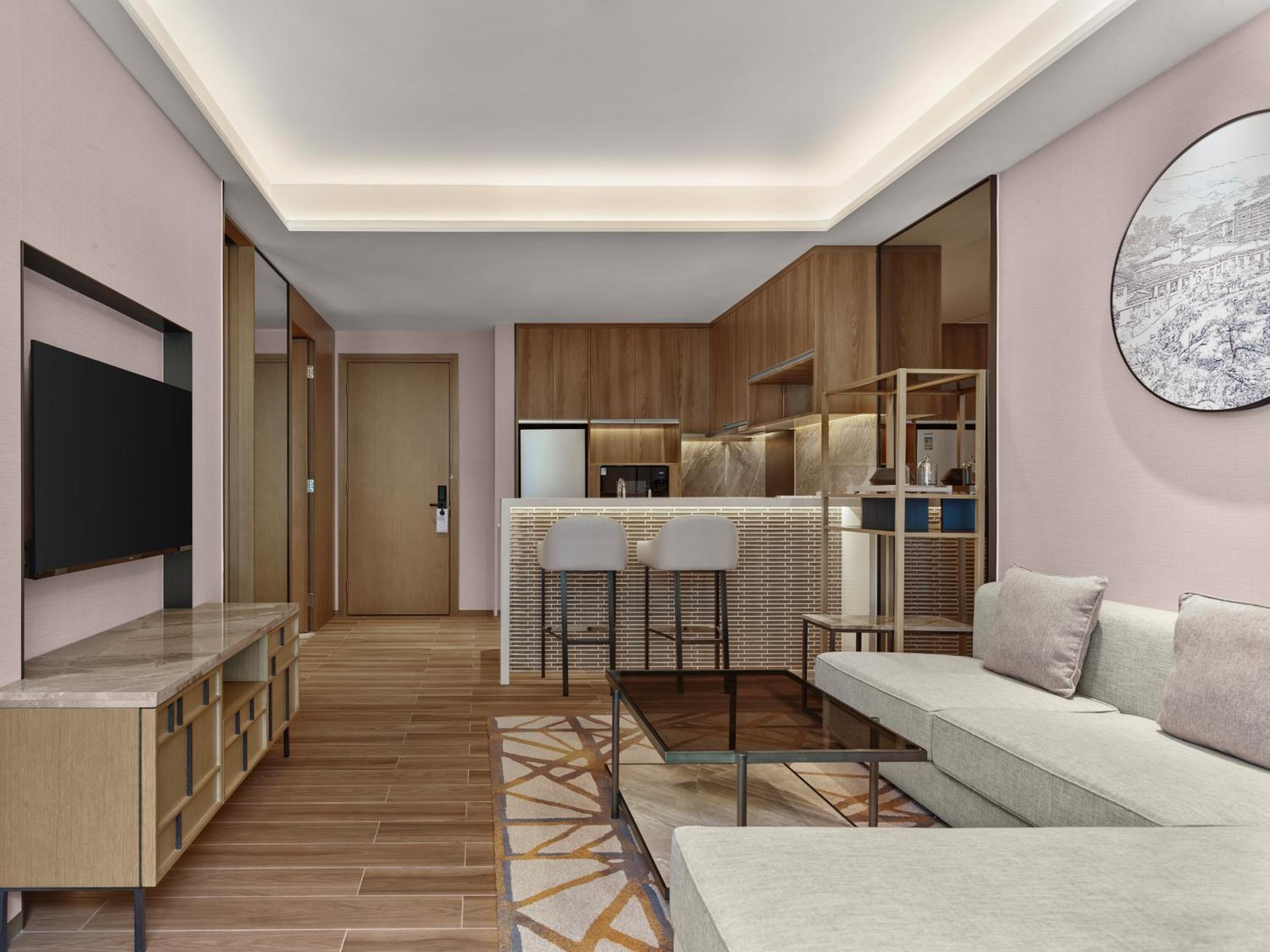 One-Bedroom Deluxe King Suite - Club Lounge Access photo 3