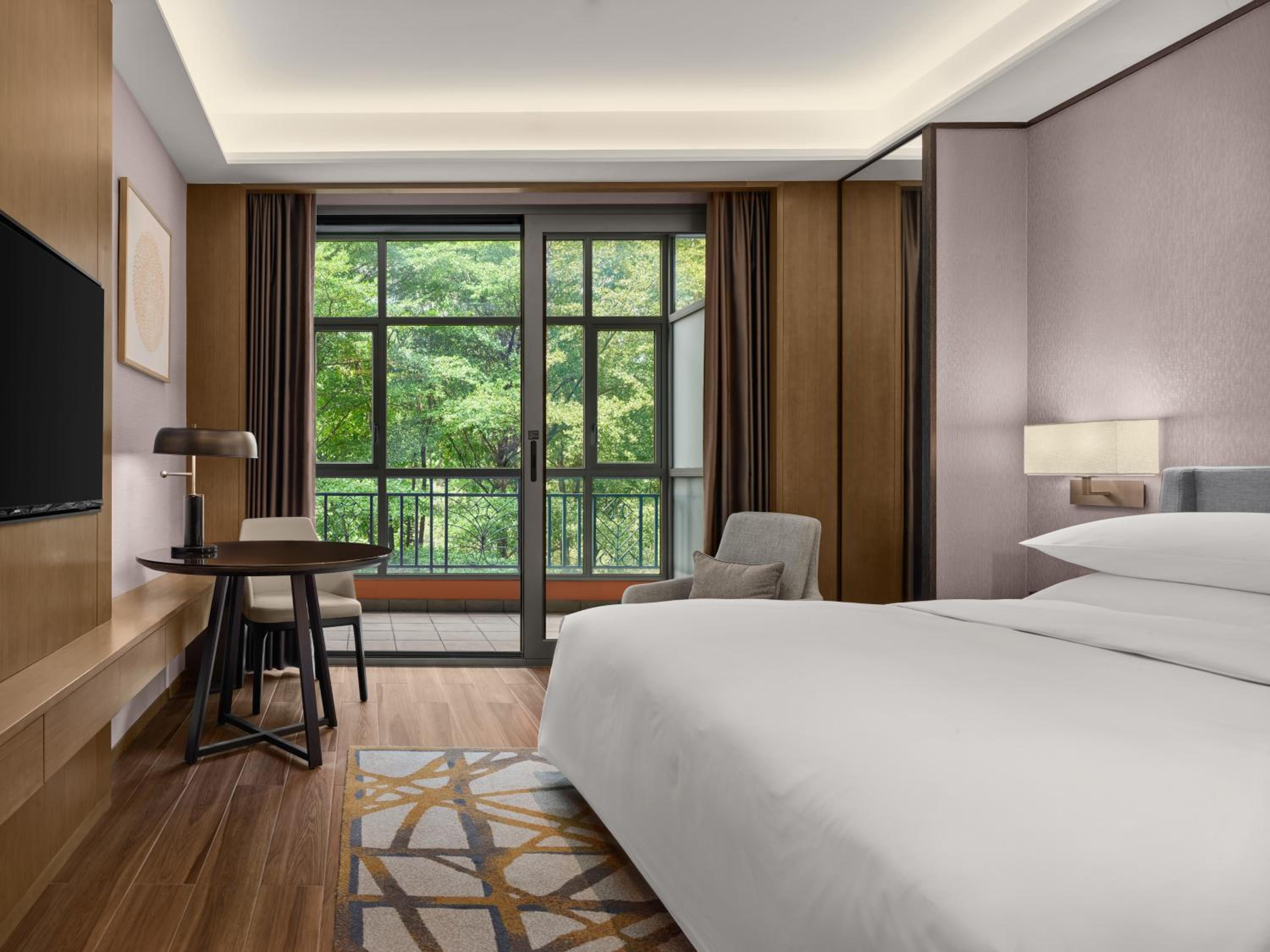 One-Bedroom Deluxe King Suite - Club Lounge Access
