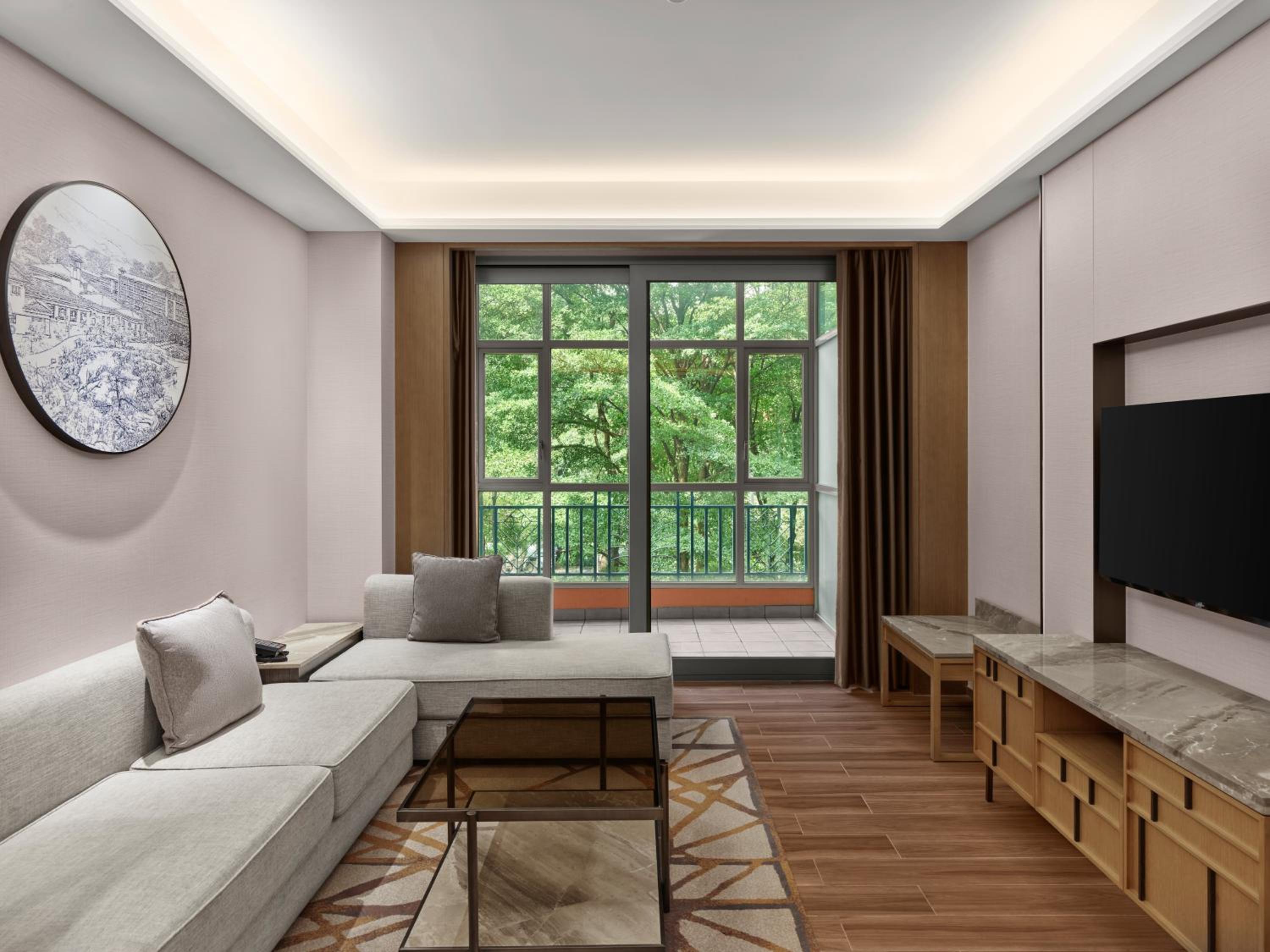 One-Bedroom Deluxe King Suite - Club Lounge Access photo 2