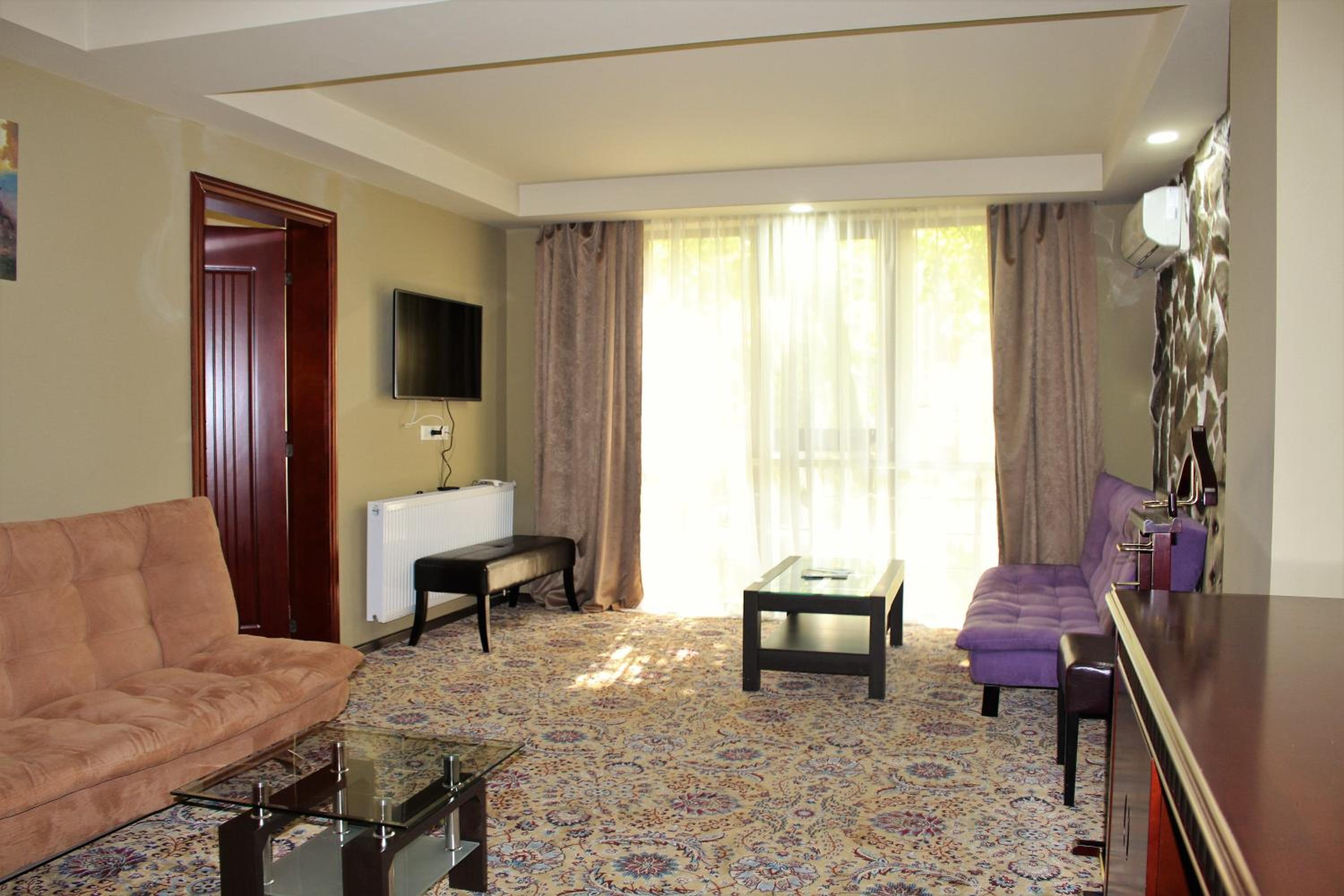 Classic Family Room - Photo 3