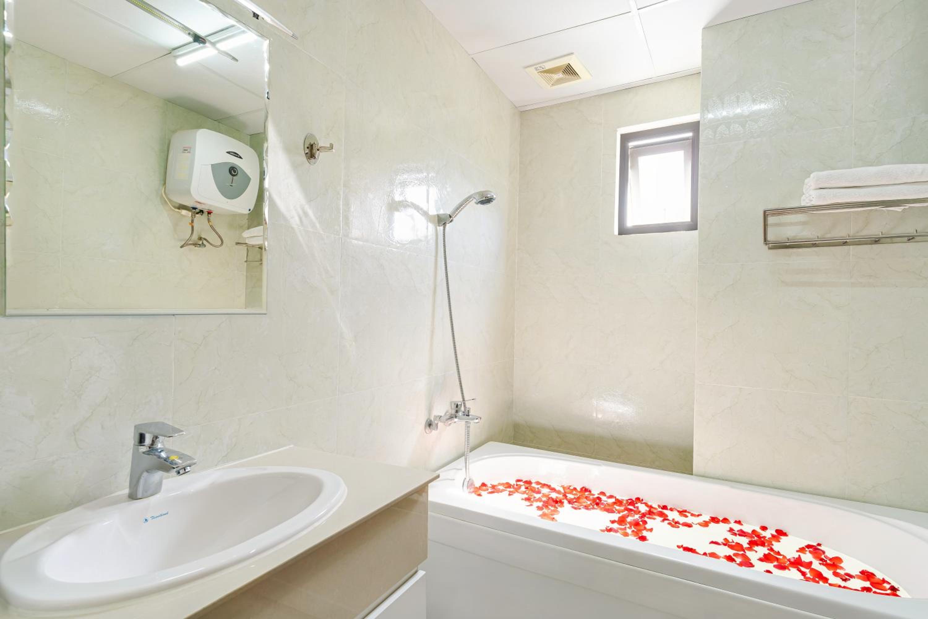 Twin Room with Balcony - Photo 5