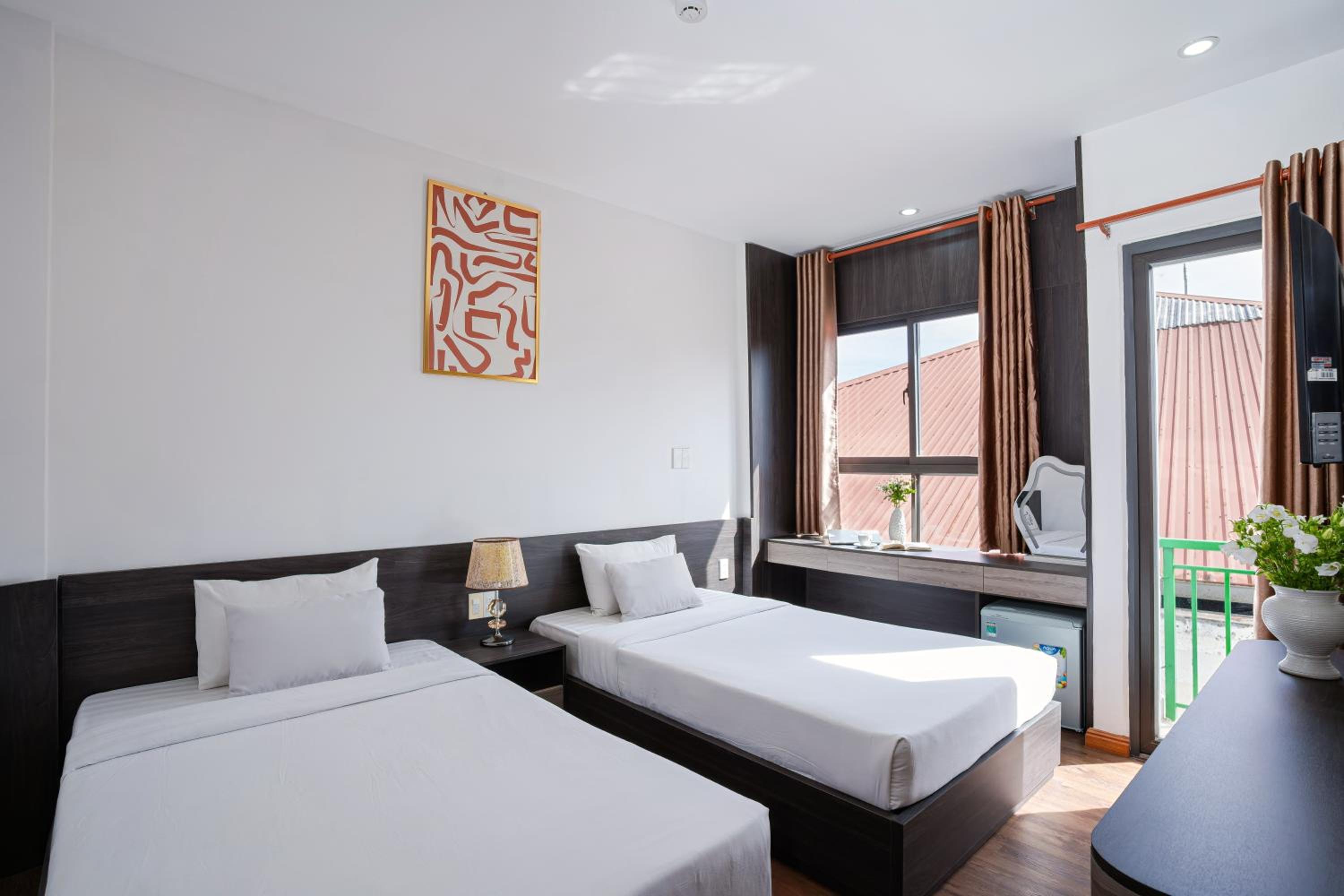 Twin Room with Balcony - Photo 12