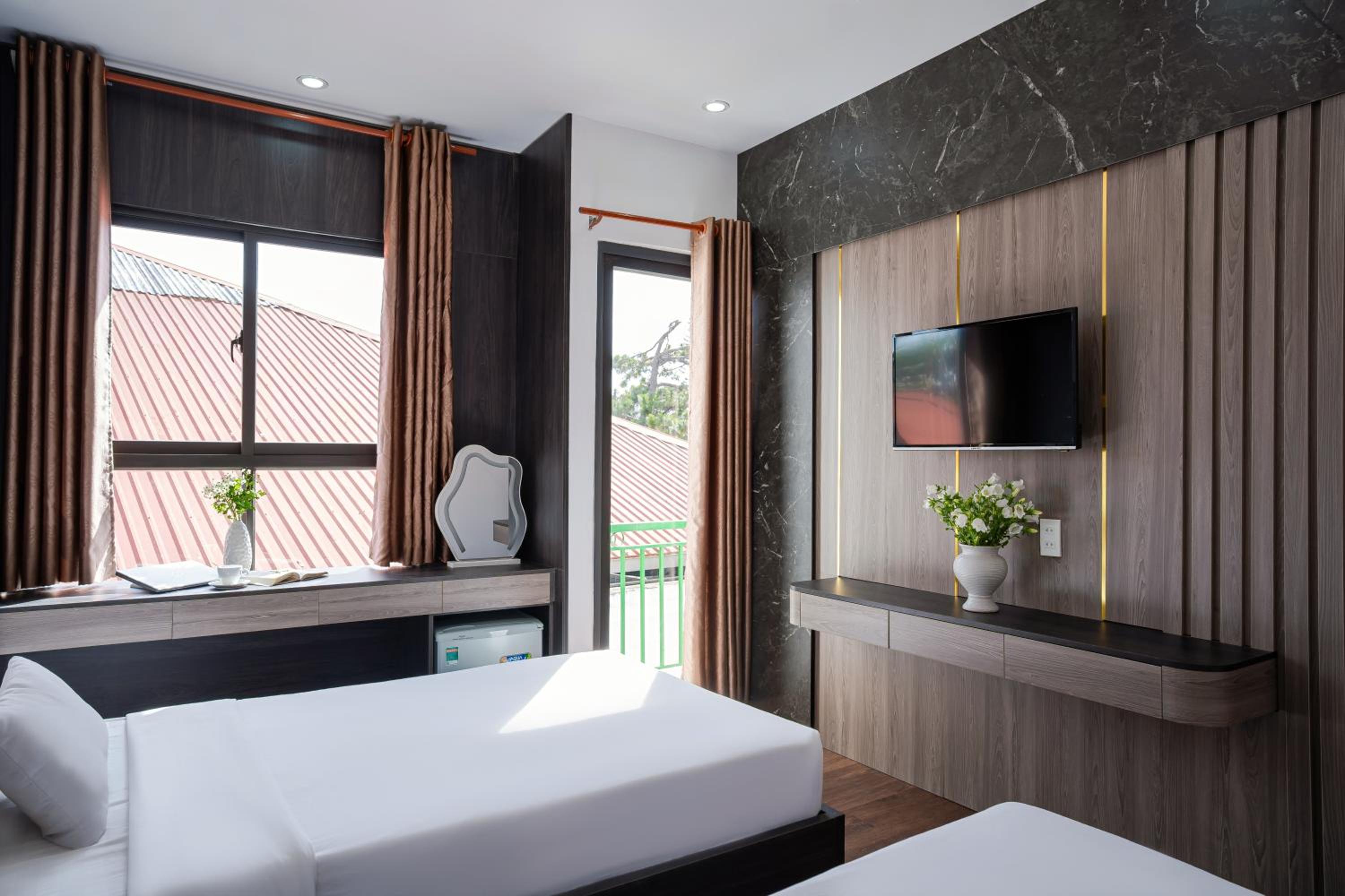 Twin Room with Balcony - Photo 11