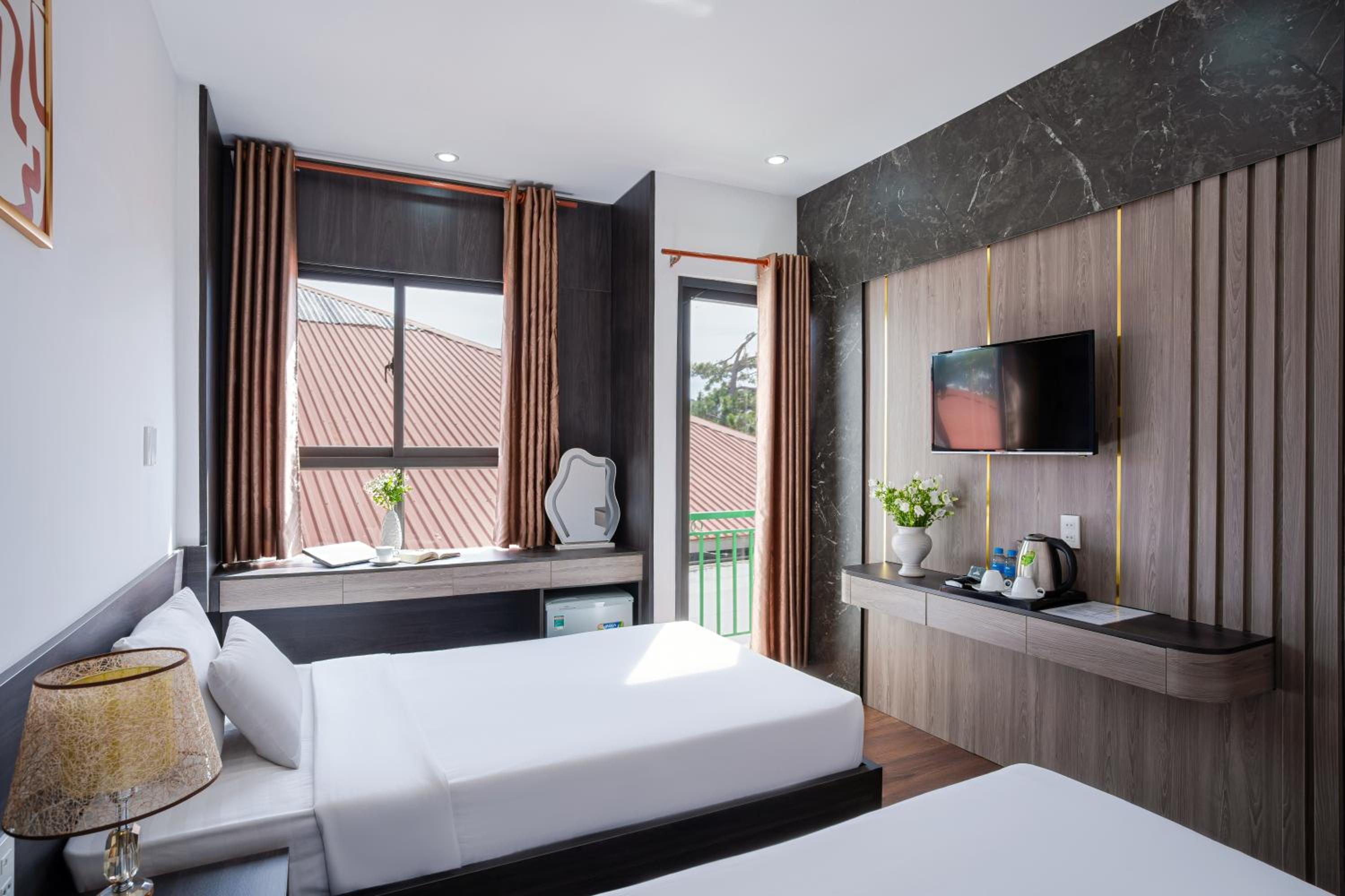 Twin Room with Balcony - Photo 10
