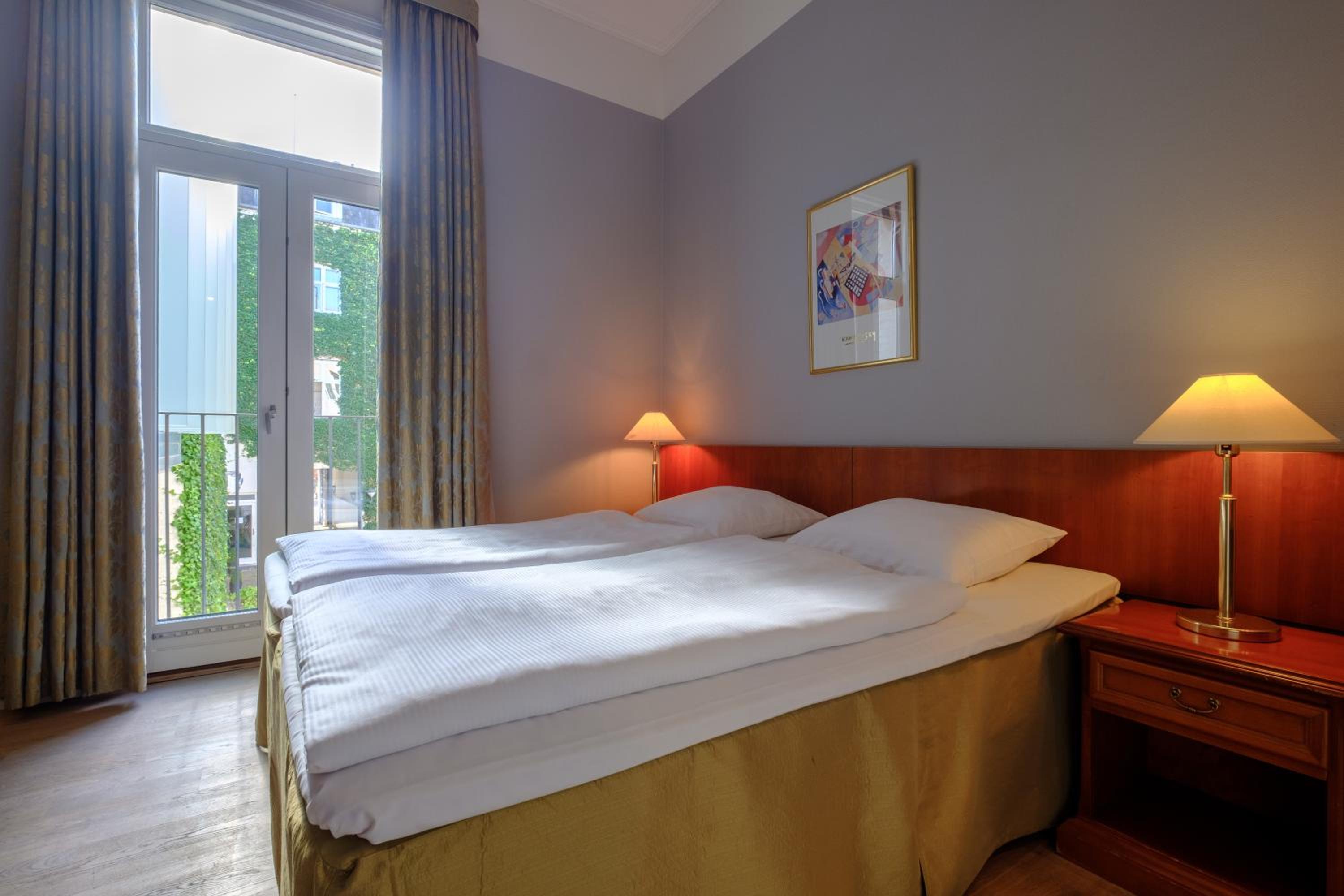 Standard Twin Room thumbnail 5