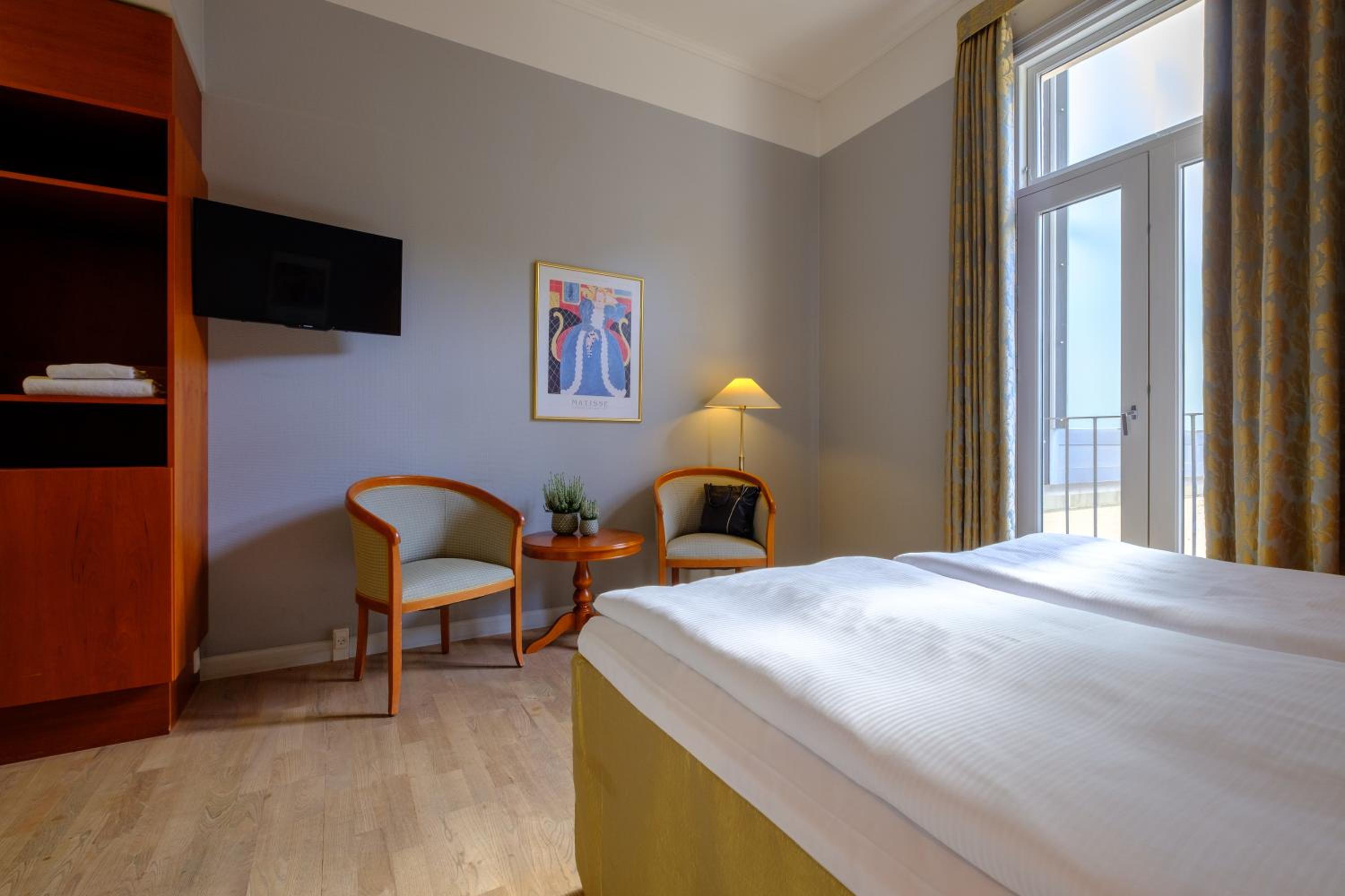 Standard Double Room thumbnail 6