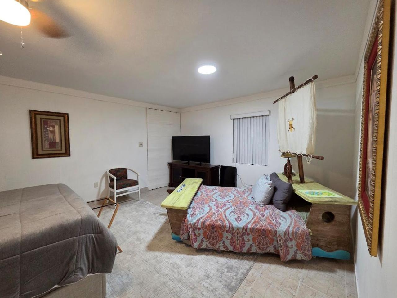 Deluxe One-Bedroom Apartment