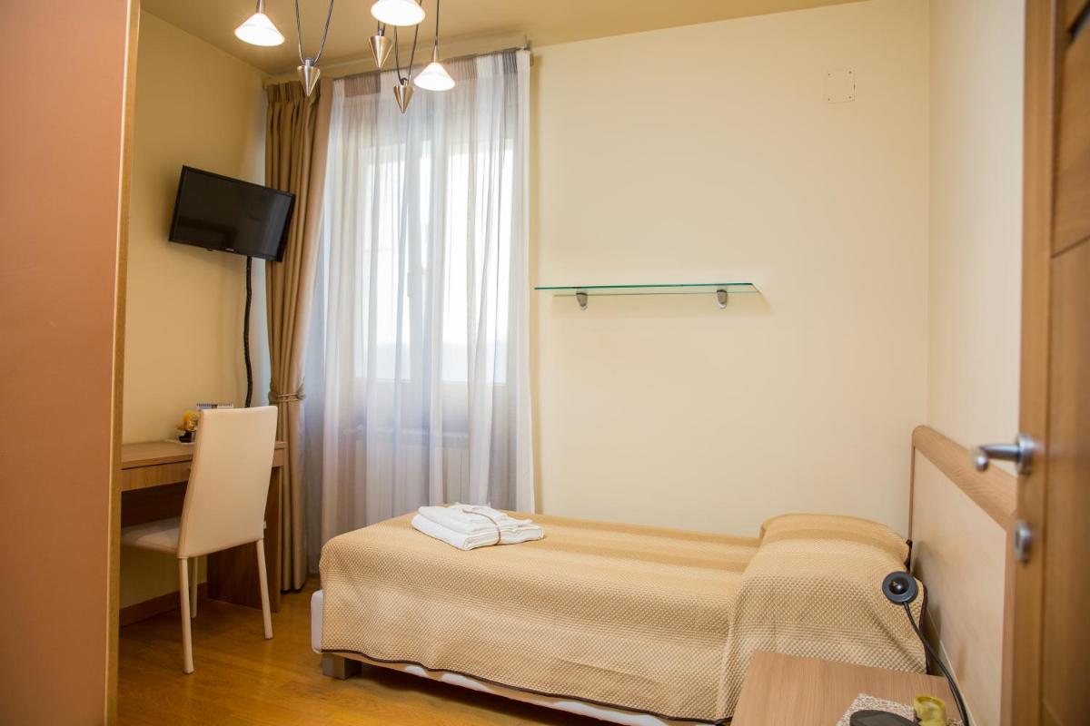 Standard Single Room with Shared Bathroom photo 3
