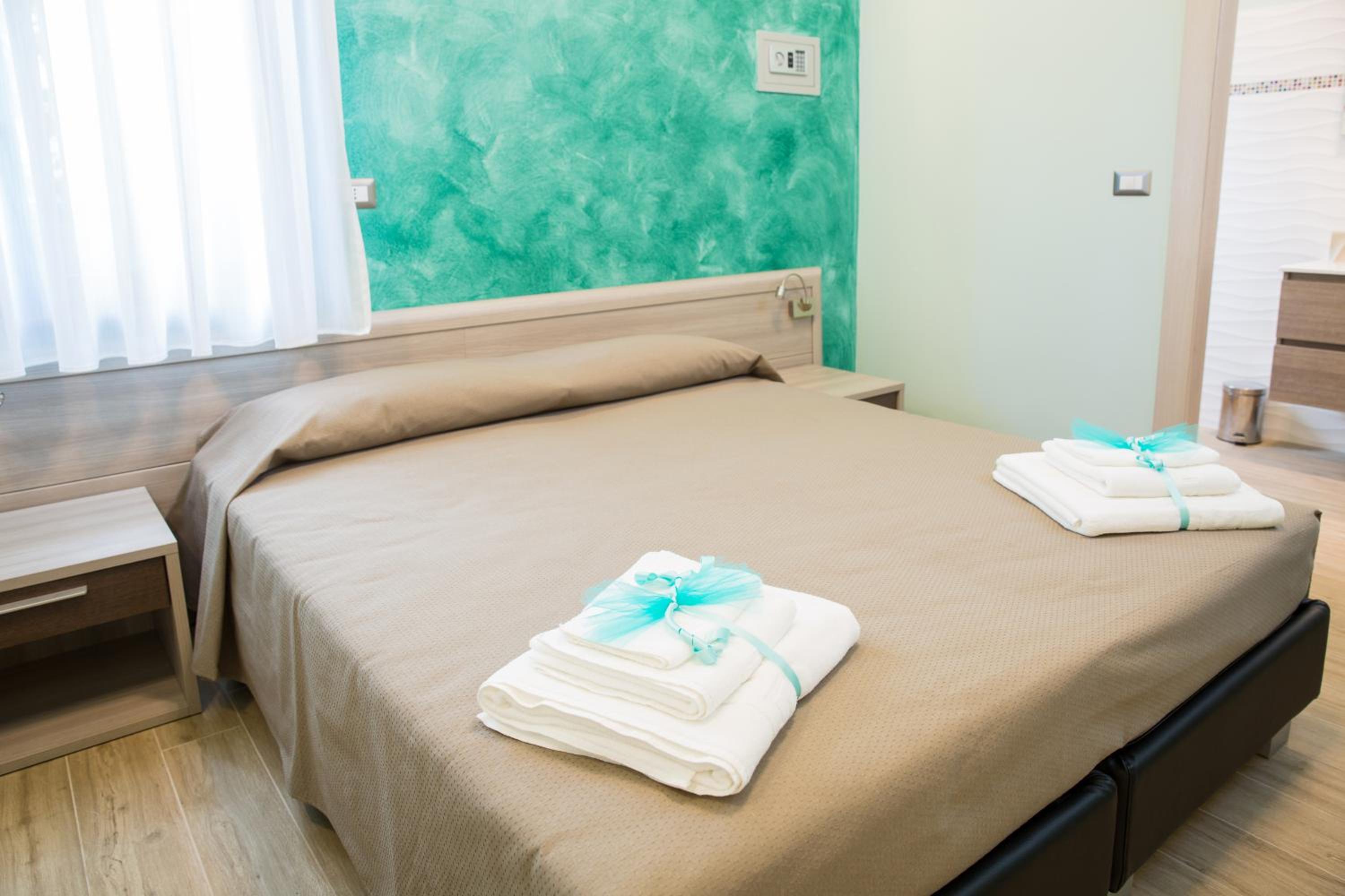 Double or Twin Room with Private Bathroom photo 3