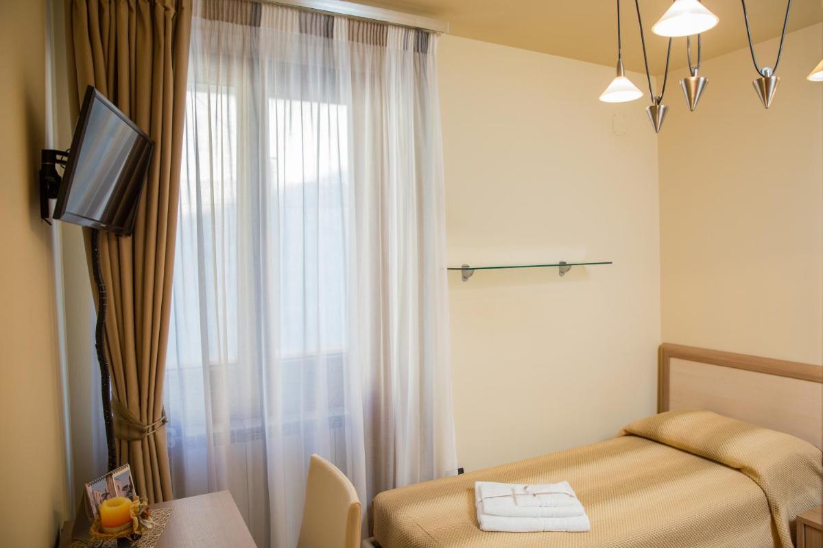 Standard Single Room with Shared Bathroom photo 2