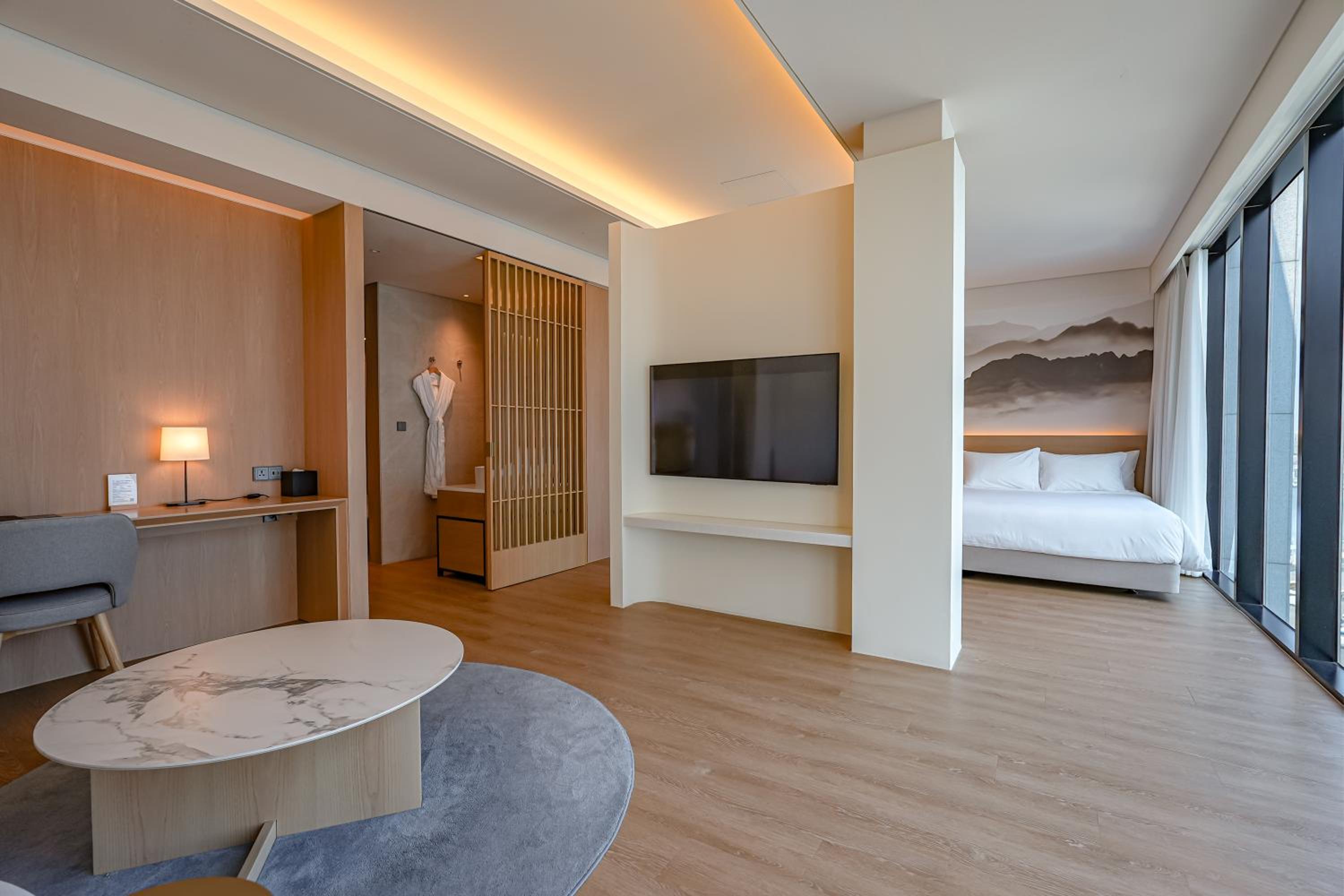 Junior Suite Partial Ocean view - Two Queen Breakfast & Swimming