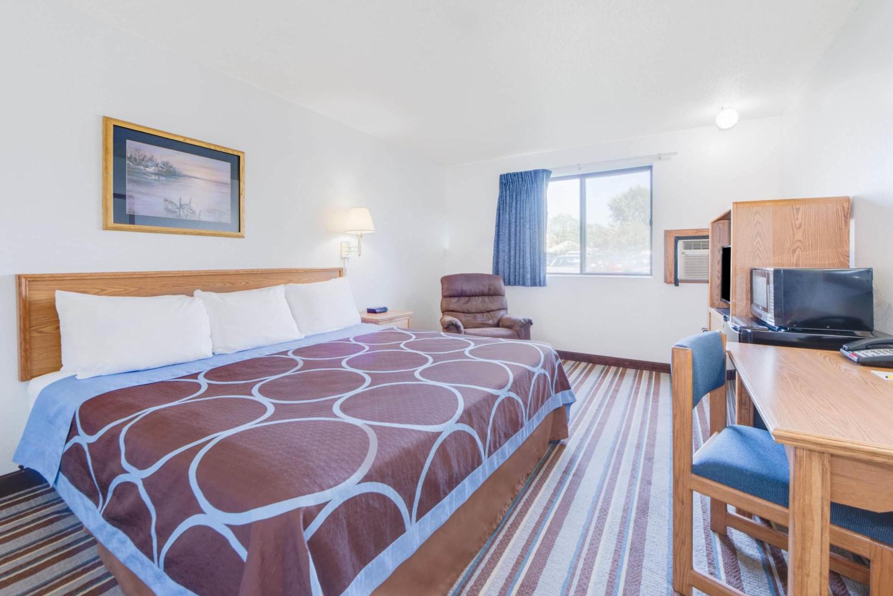 King Room with Bath Tub - Mobility Accessible/Non-Smoking
