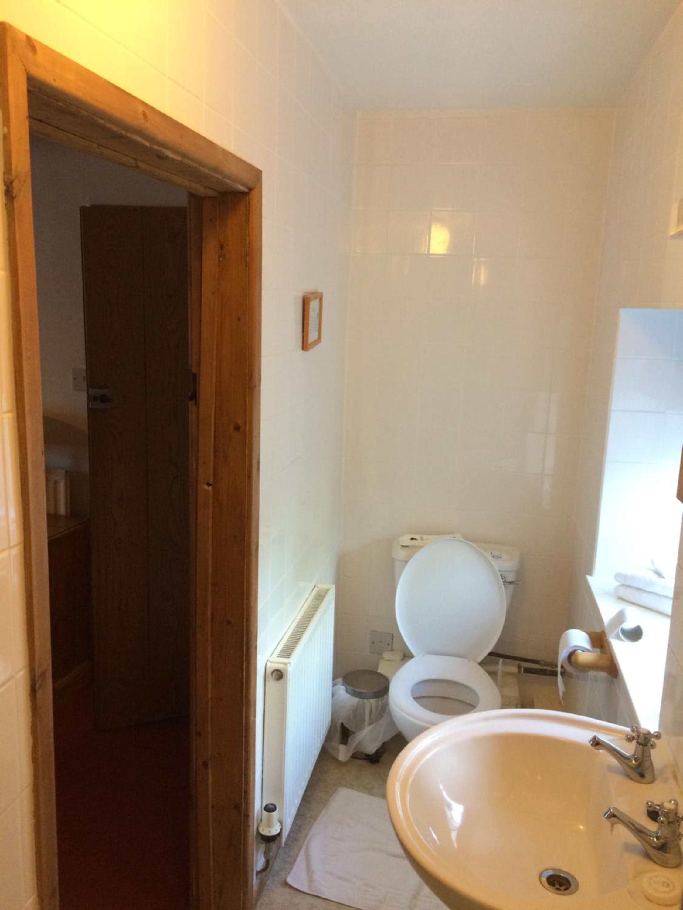 Double or Twin Room - Photo 9
