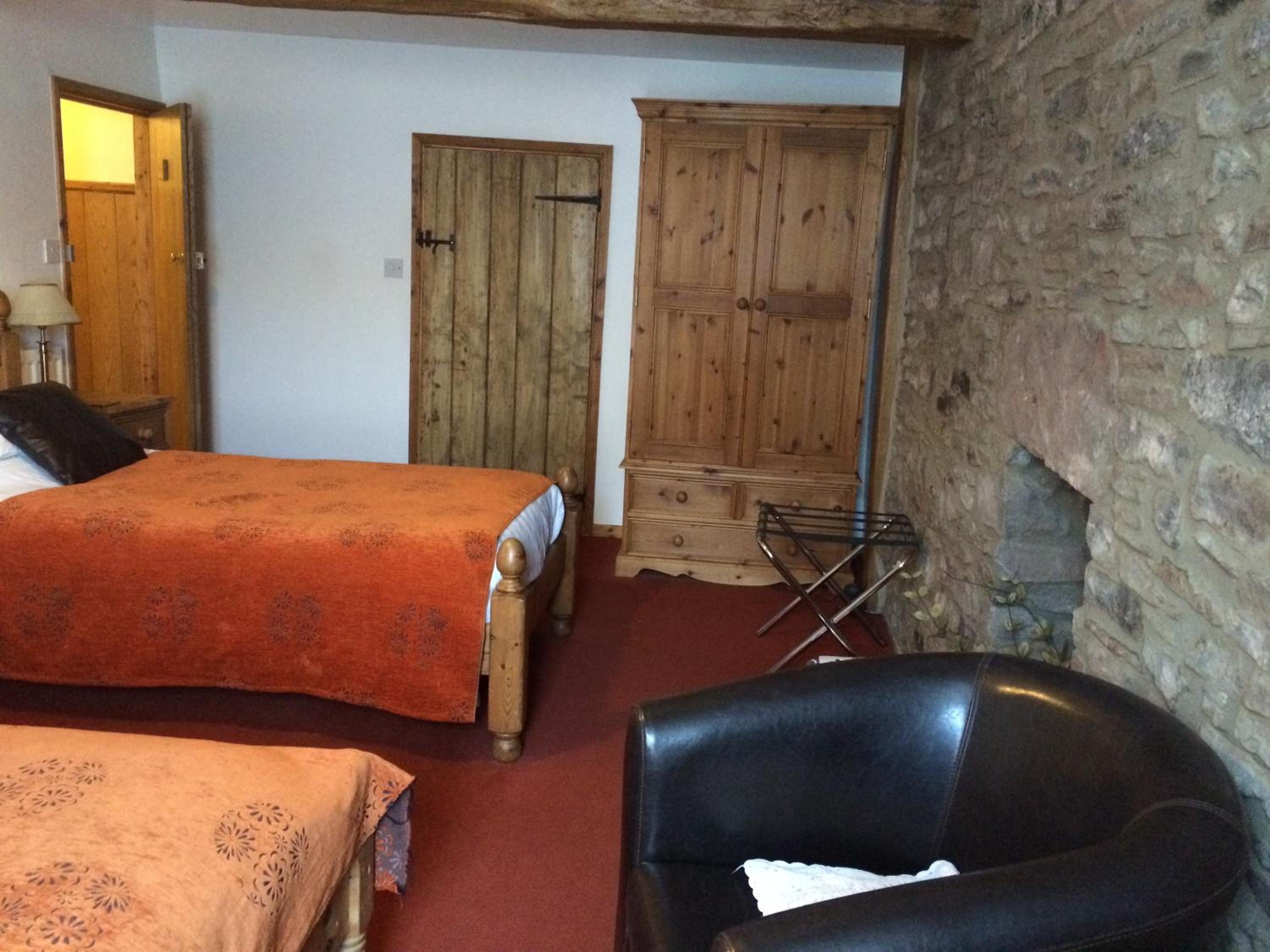 Double or Twin Room - Photo 6