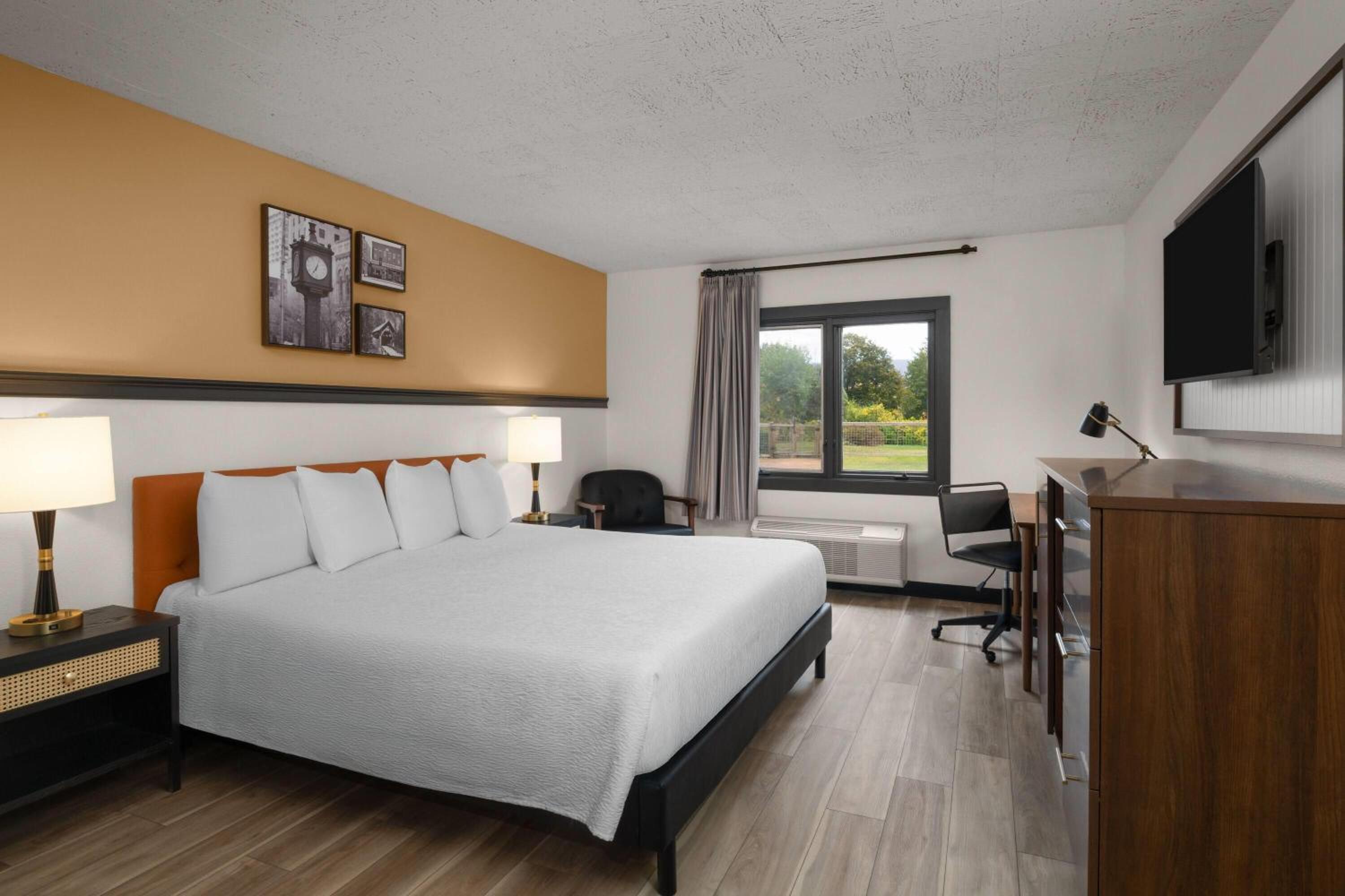 King Room - Non-Smoking - Photo 2