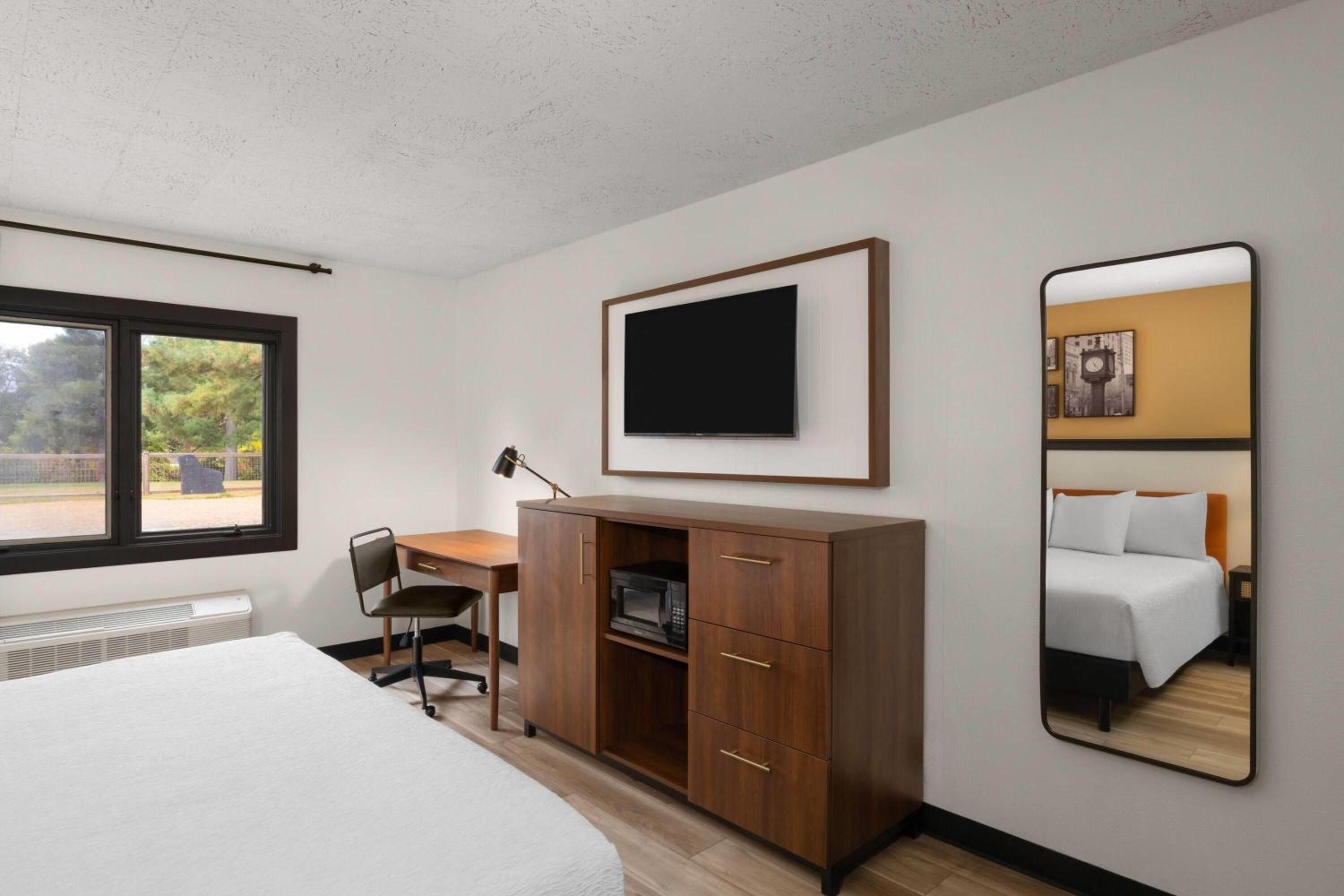 King Room - Non-Smoking - Photo 3