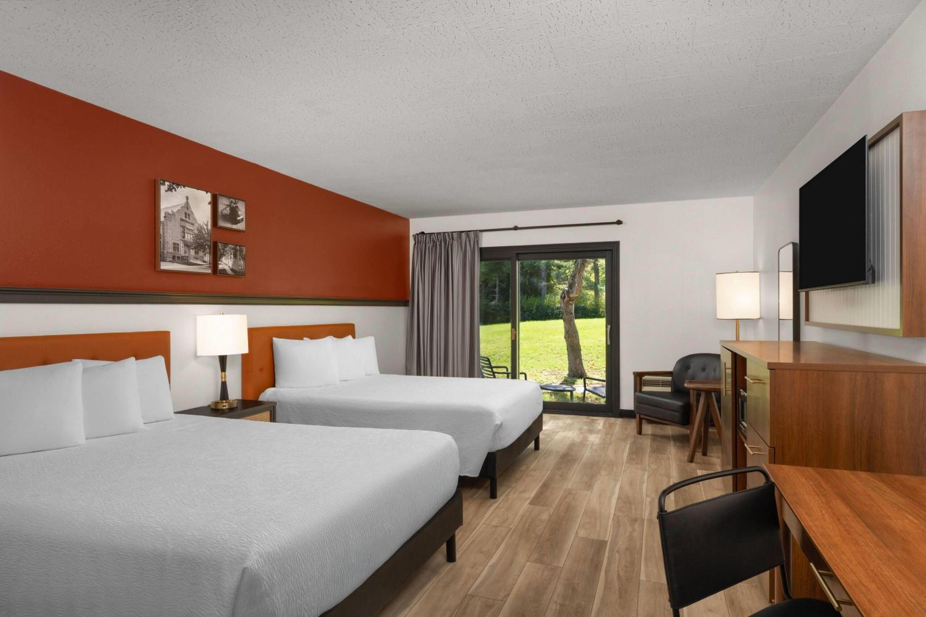 Queen Room with Two Queen Beds and Balcony - Non-Smoking - Photo 2