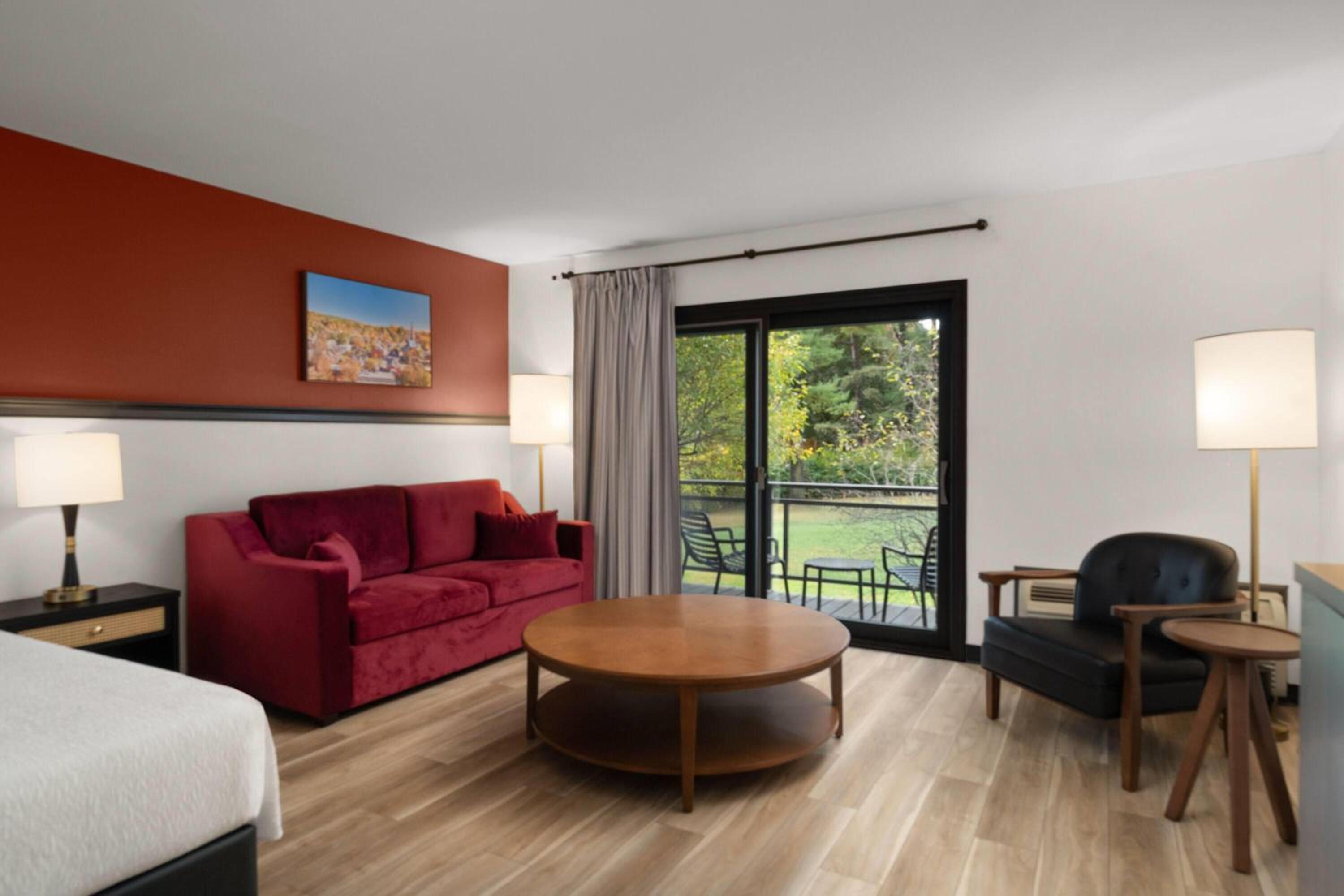 Deluxe King Room - Non-Smoking - Photo 2