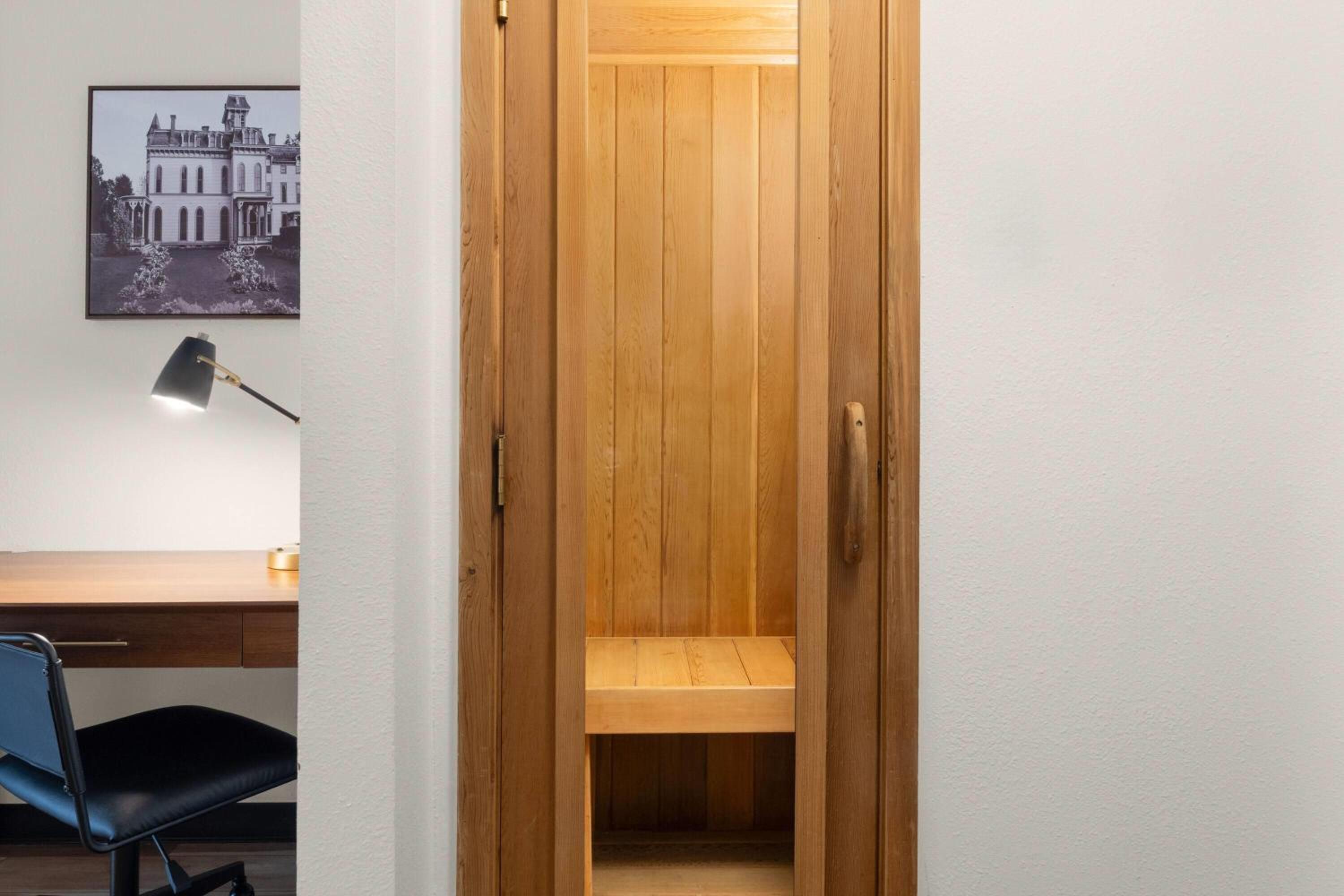 Deluxe King Room - Non-Smoking - Photo 5