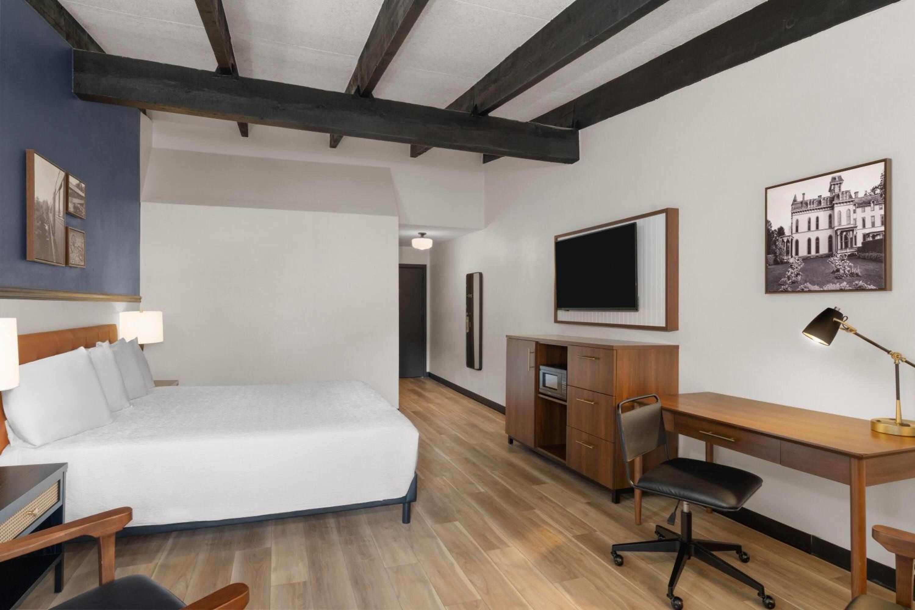 Deluxe King Room with Jetted Tub - Non-Smoking - Photo 2