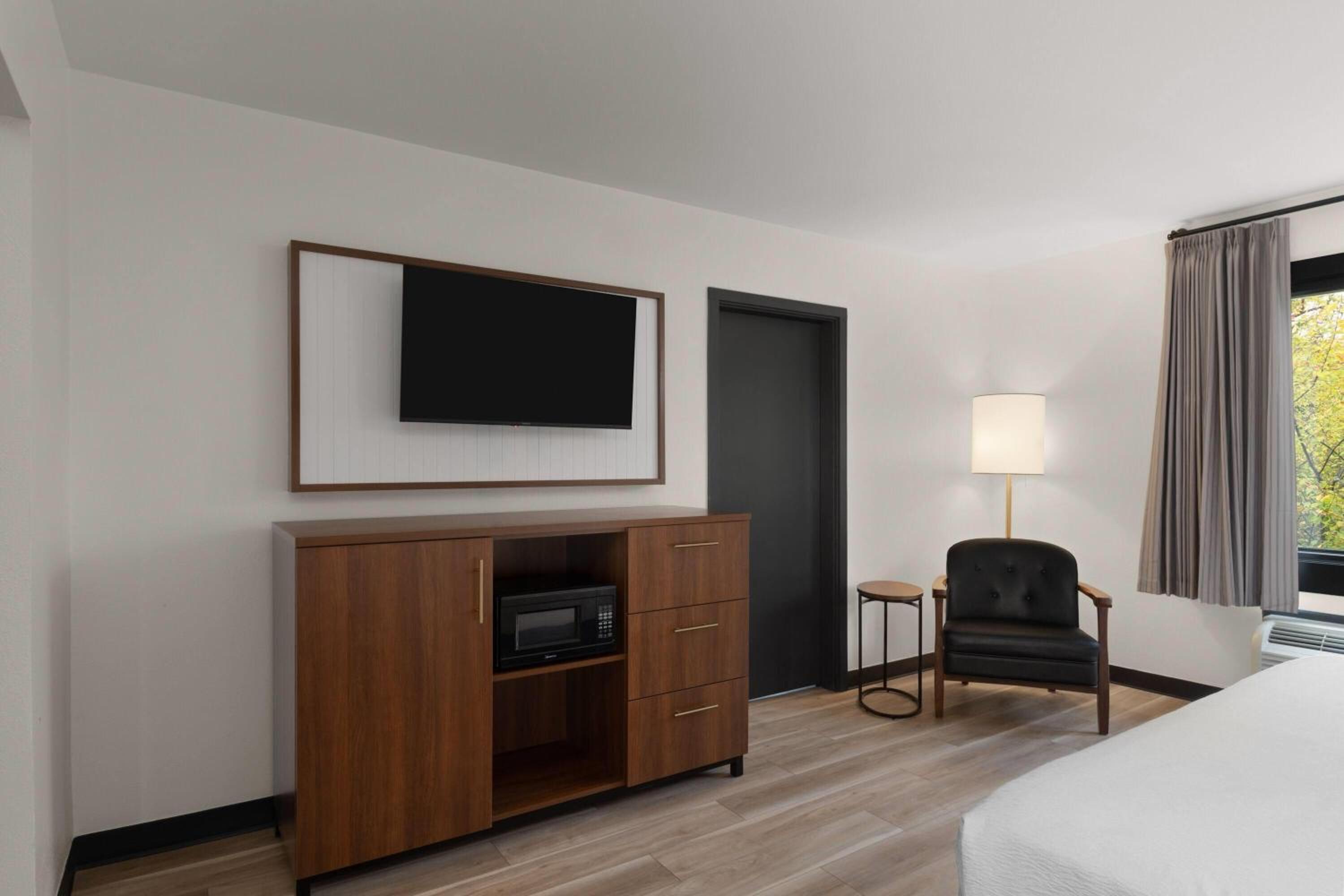 Junior King Suite - Non-Smoking - Photo 4