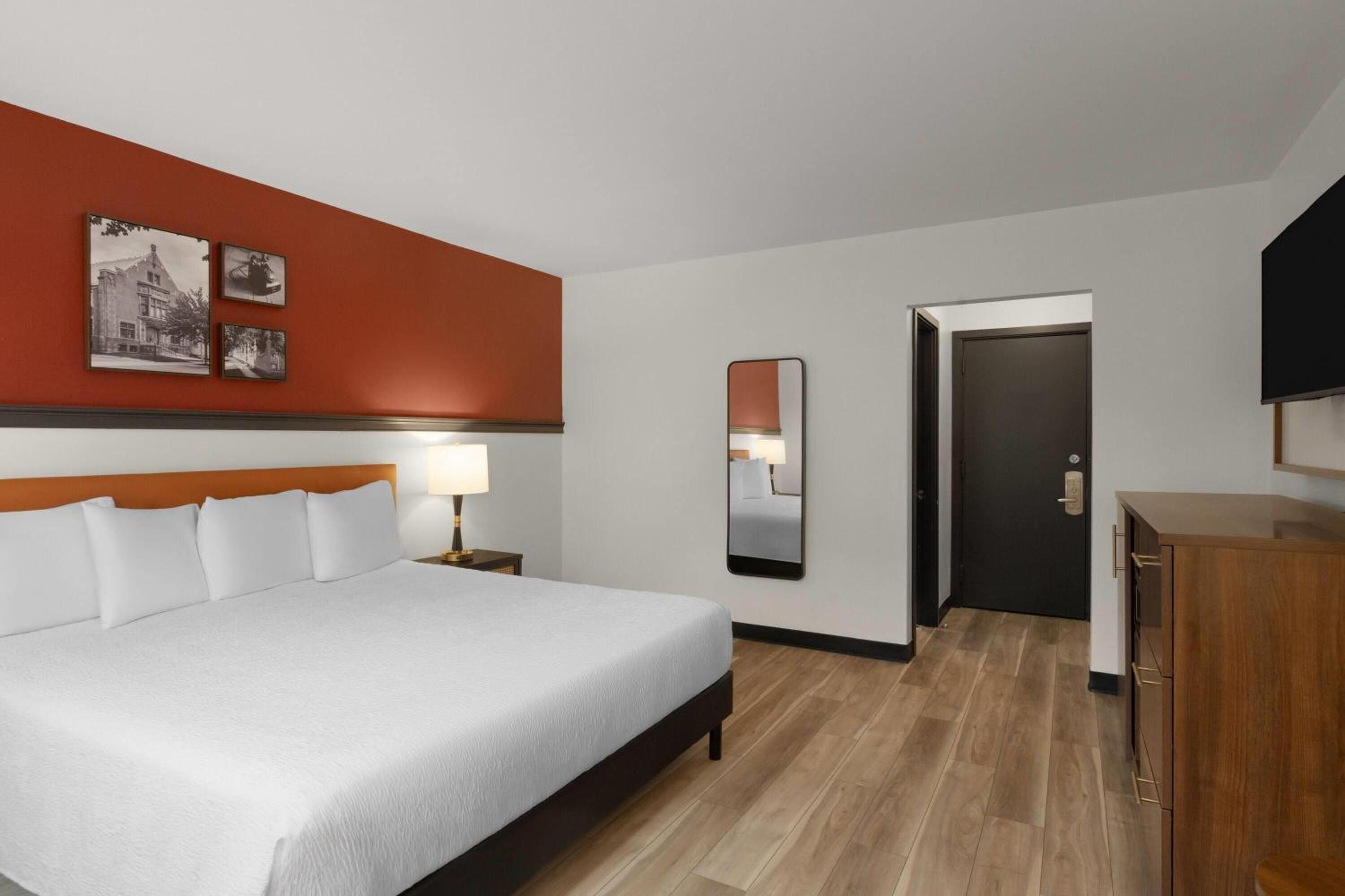 Junior King Suite - Non-Smoking - Photo 3