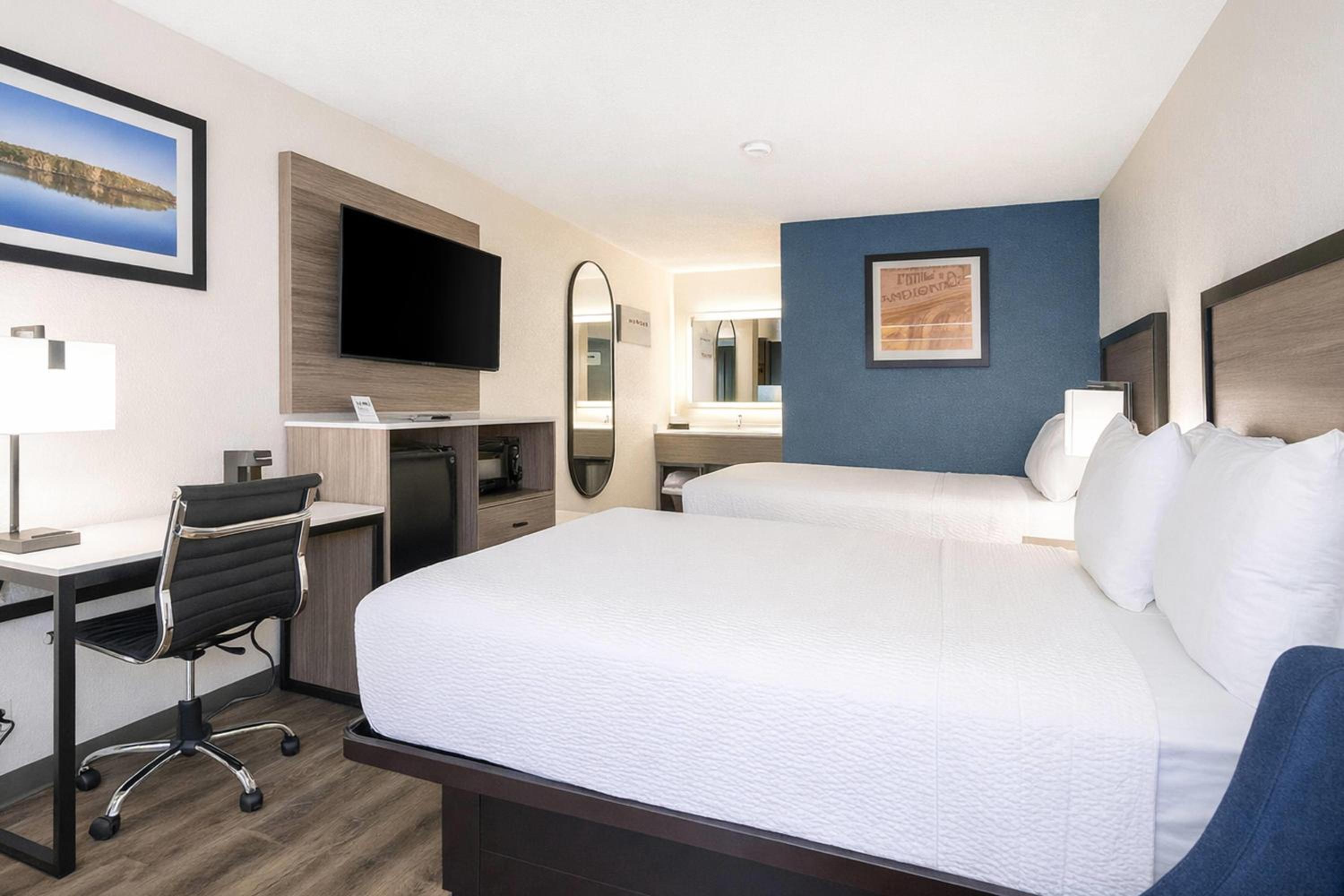 Double Room with Two Double Beds - Non-Smoking - Photo 2