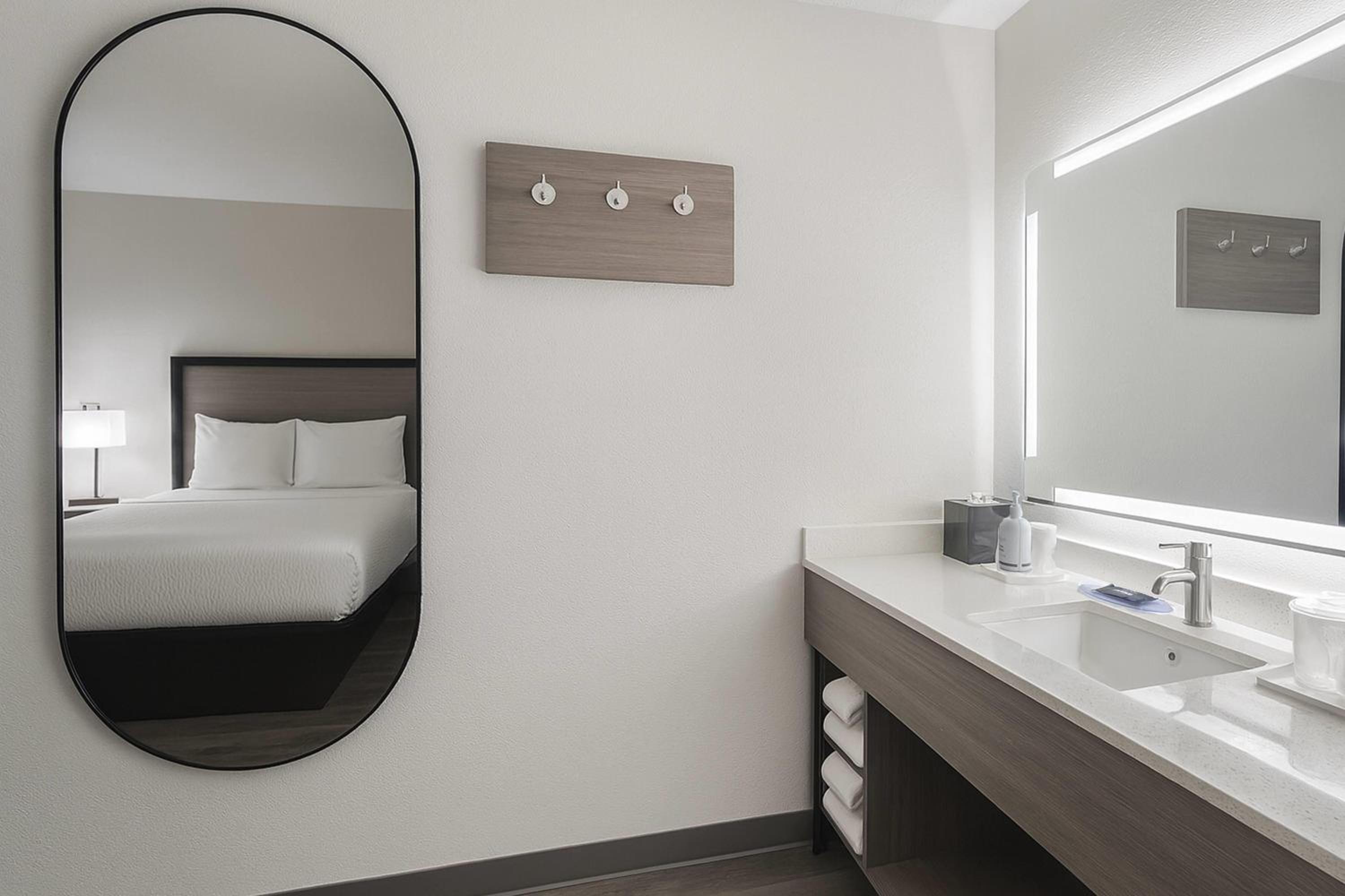 King Room - Non-Smoking - Photo 3
