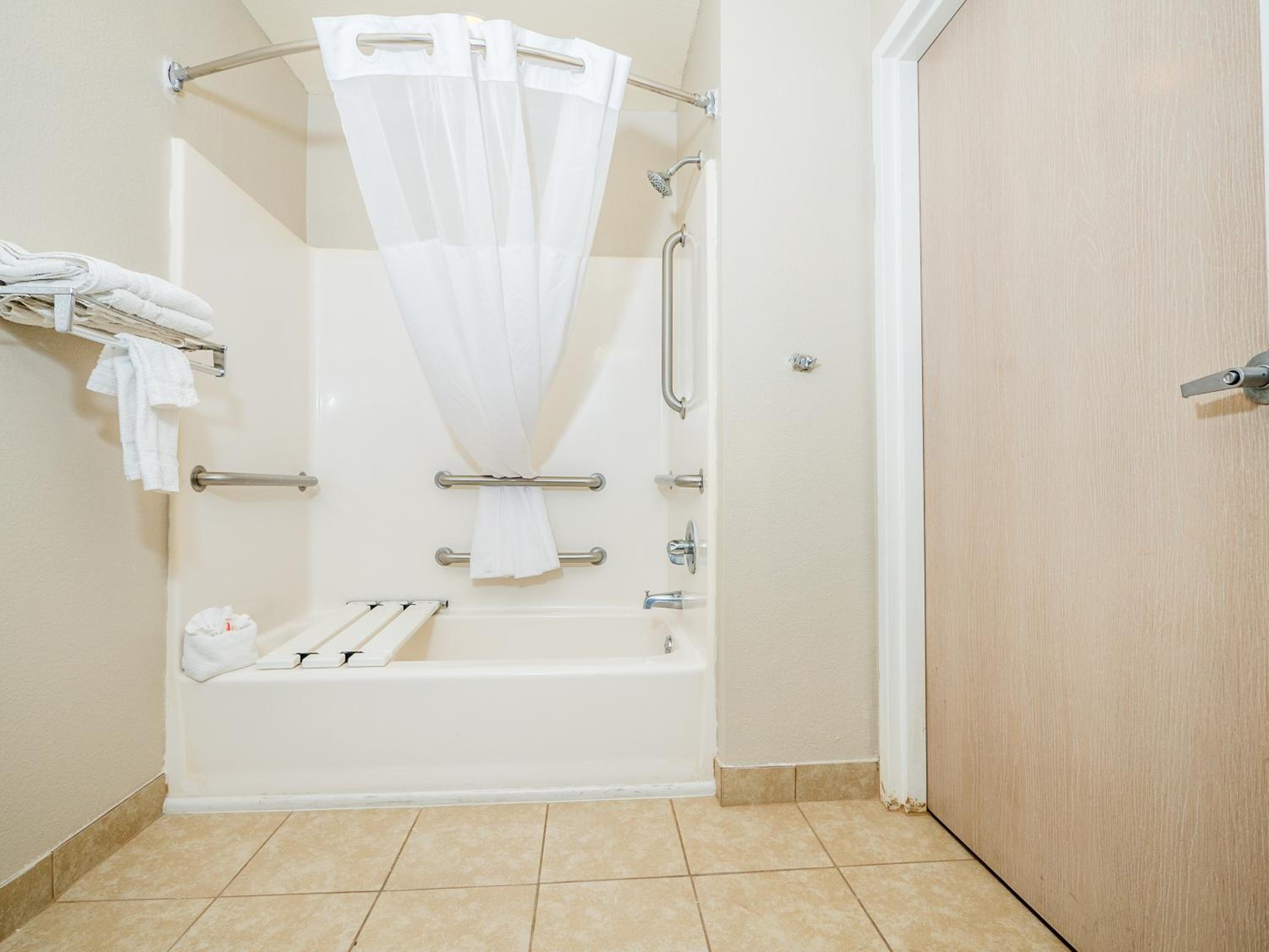 Queen Room with Two Queen Beds - Mobility/Hearing Accessible - Non-Smoking - Photo 2
