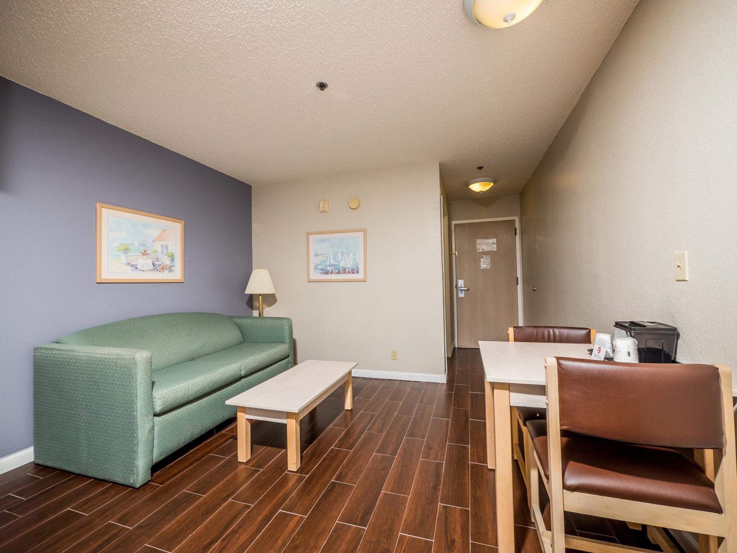 Queen Studio Suite - Non-Smoking - Photo 5