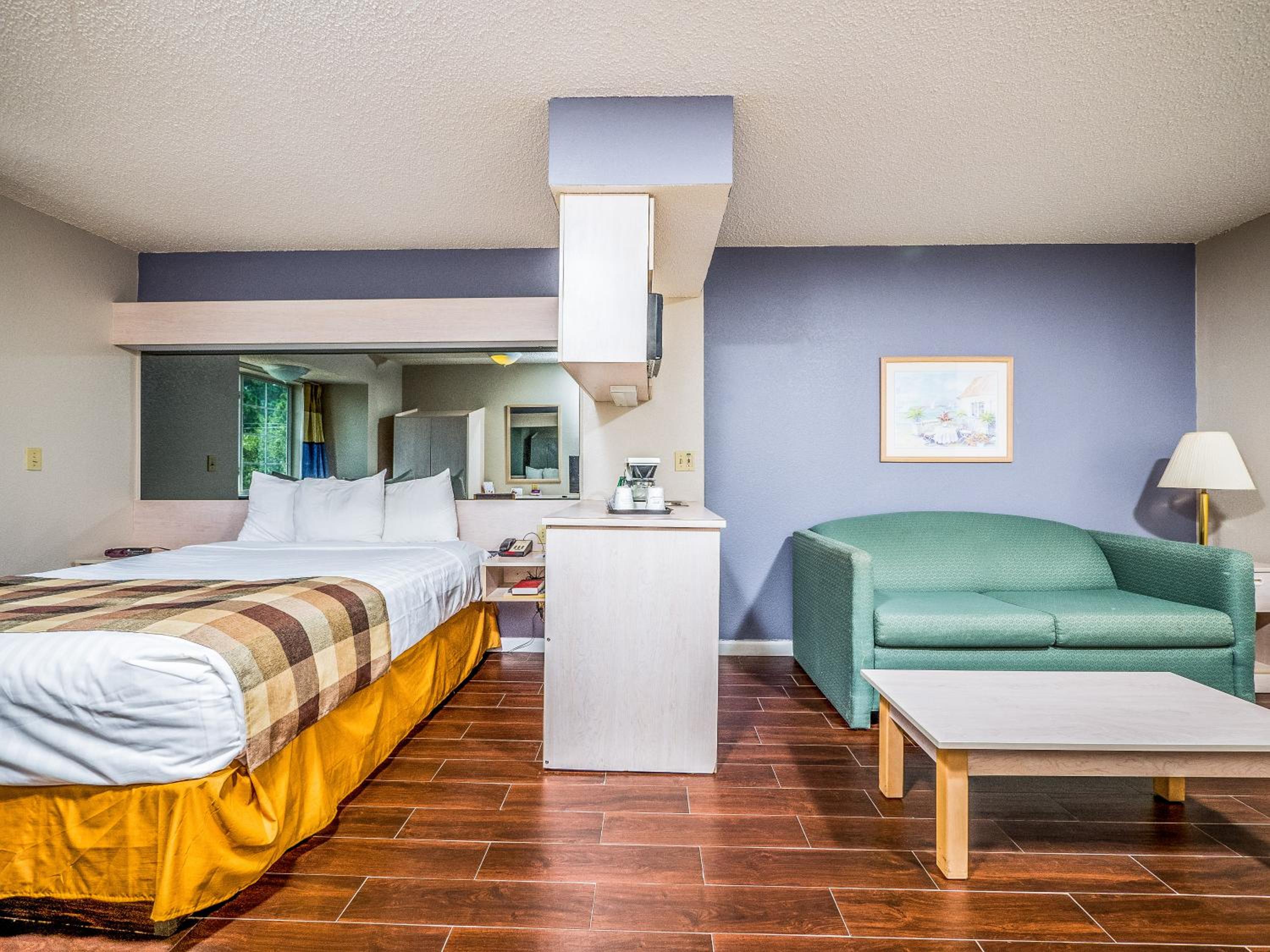 Queen Studio Suite - Mobility/Hearing Accessible - Non-Smoking - Photo 2