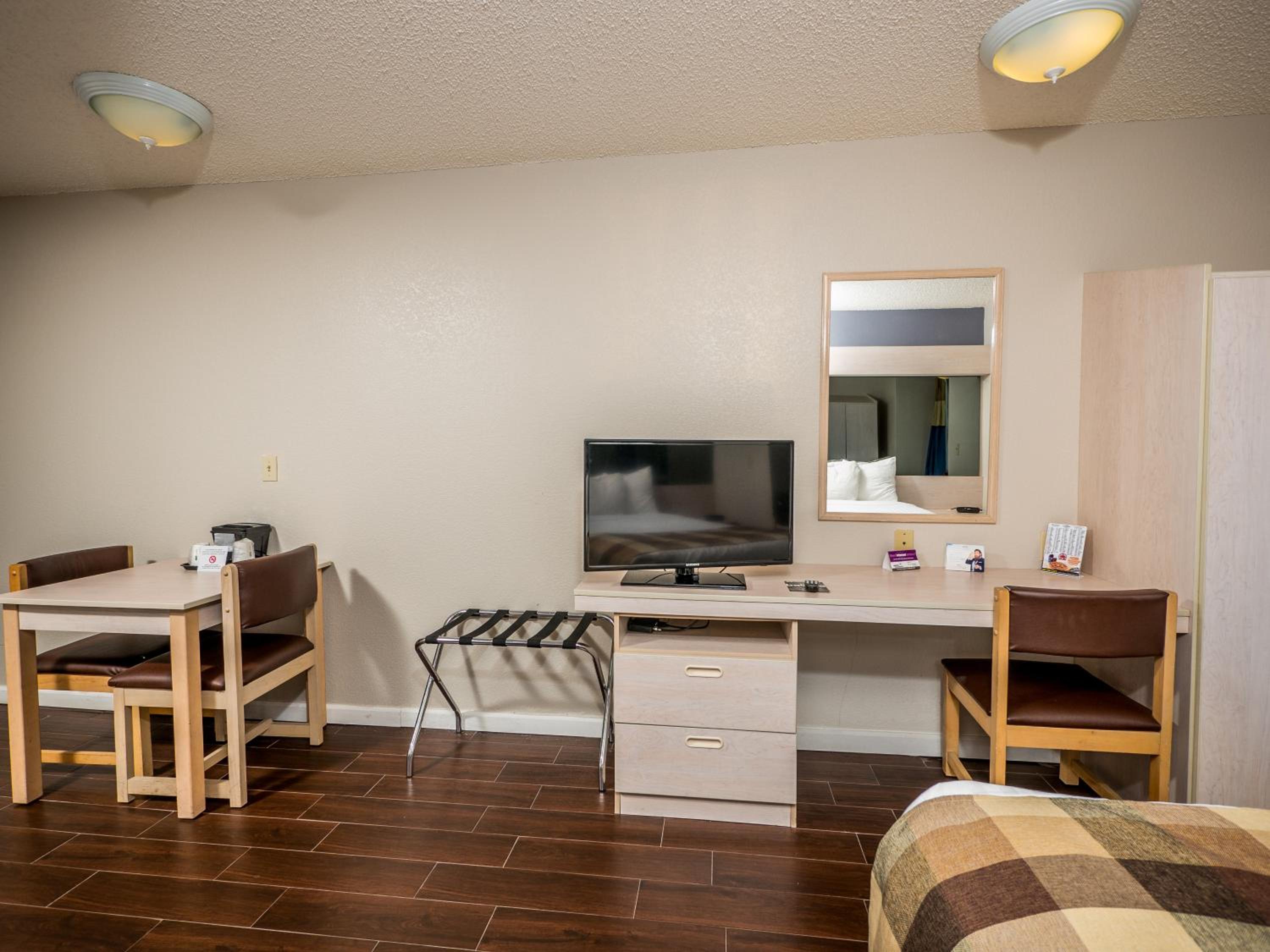 Queen Room with Two Queen Beds - Mobility/Hearing Accessible - Non-Smoking - Photo 3