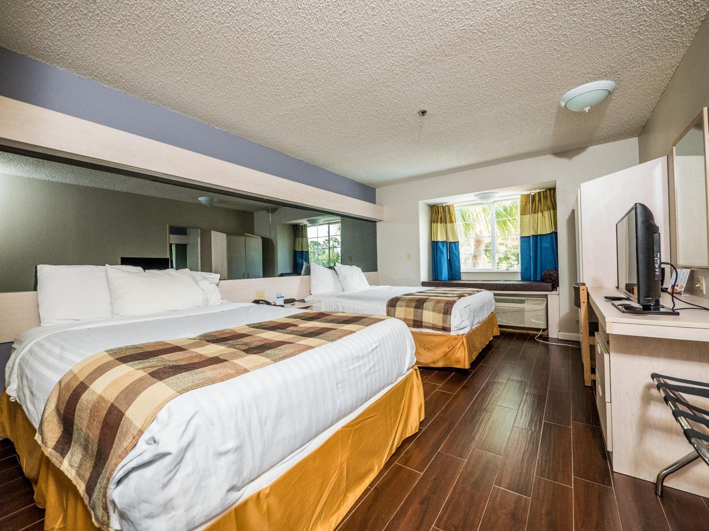 Queen Room with Two Queen Beds - Non-Smoking - Photo 1