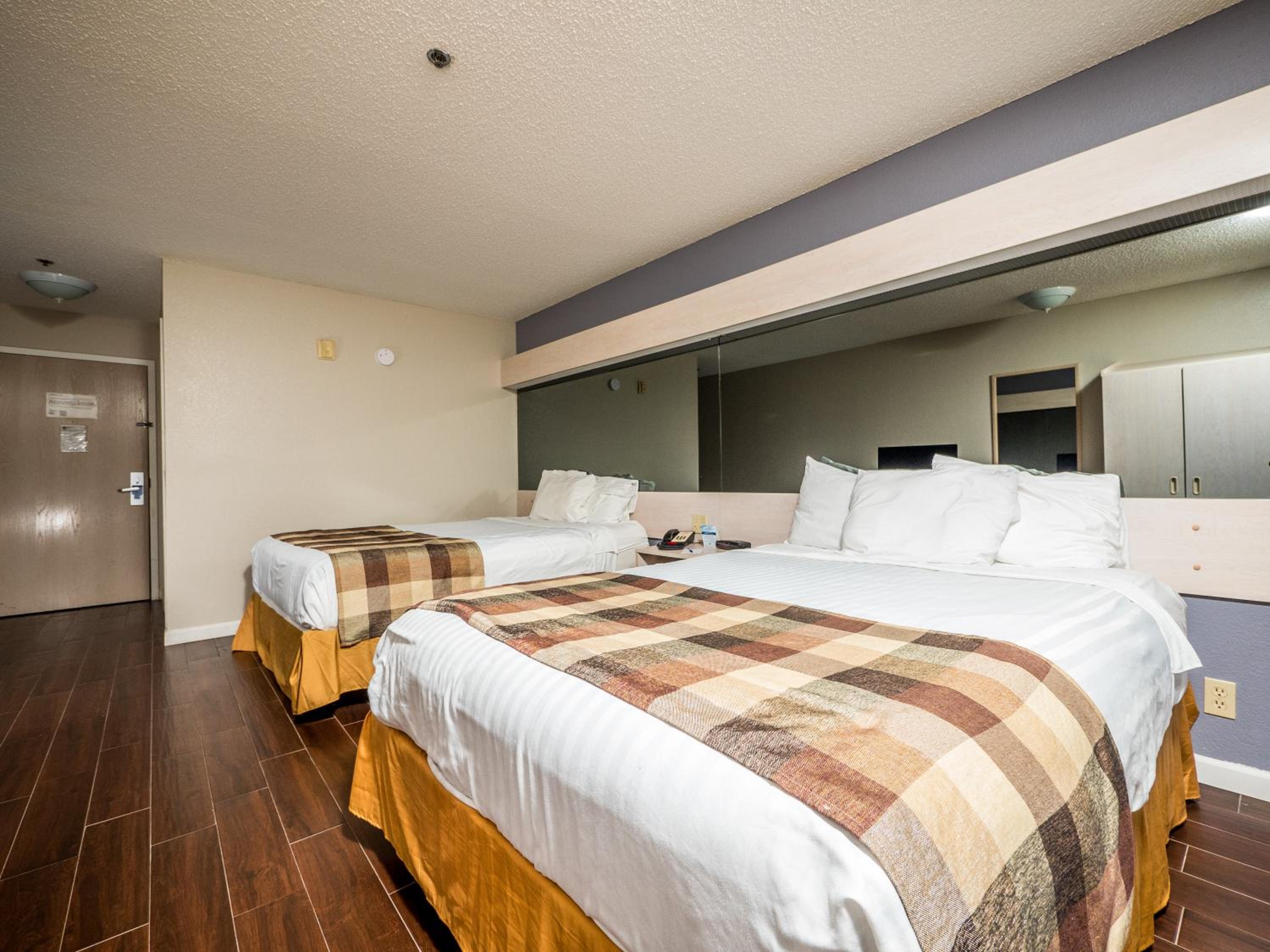 Queen Room with Two Queen Beds - Non-Smoking - Photo 2