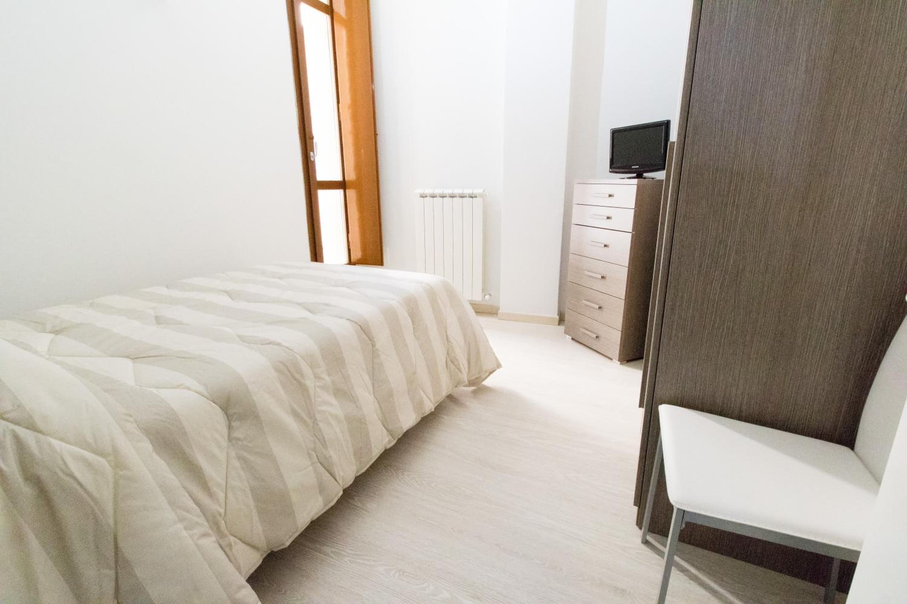 Single Room with Shared Bathroom photo 3