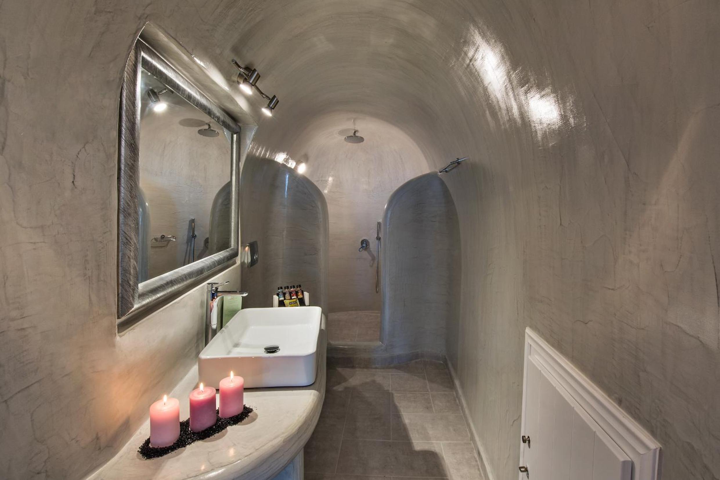 Grand Luxury Plunge Pool Suite - Photo 9