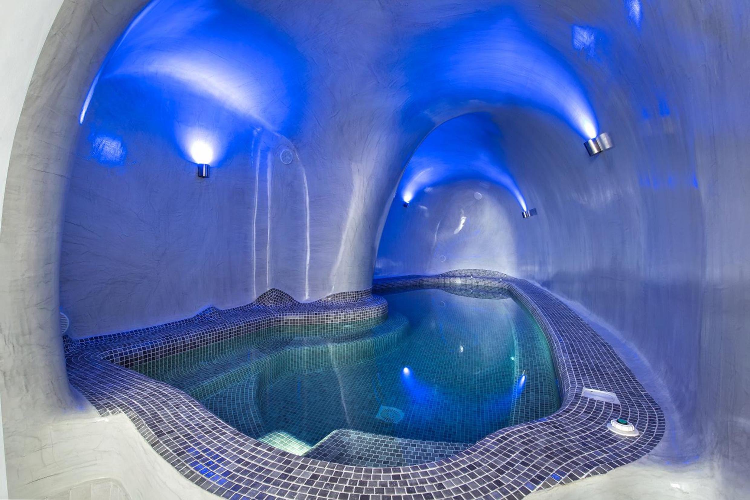 Grand Luxury Plunge Pool Suite - Photo 8