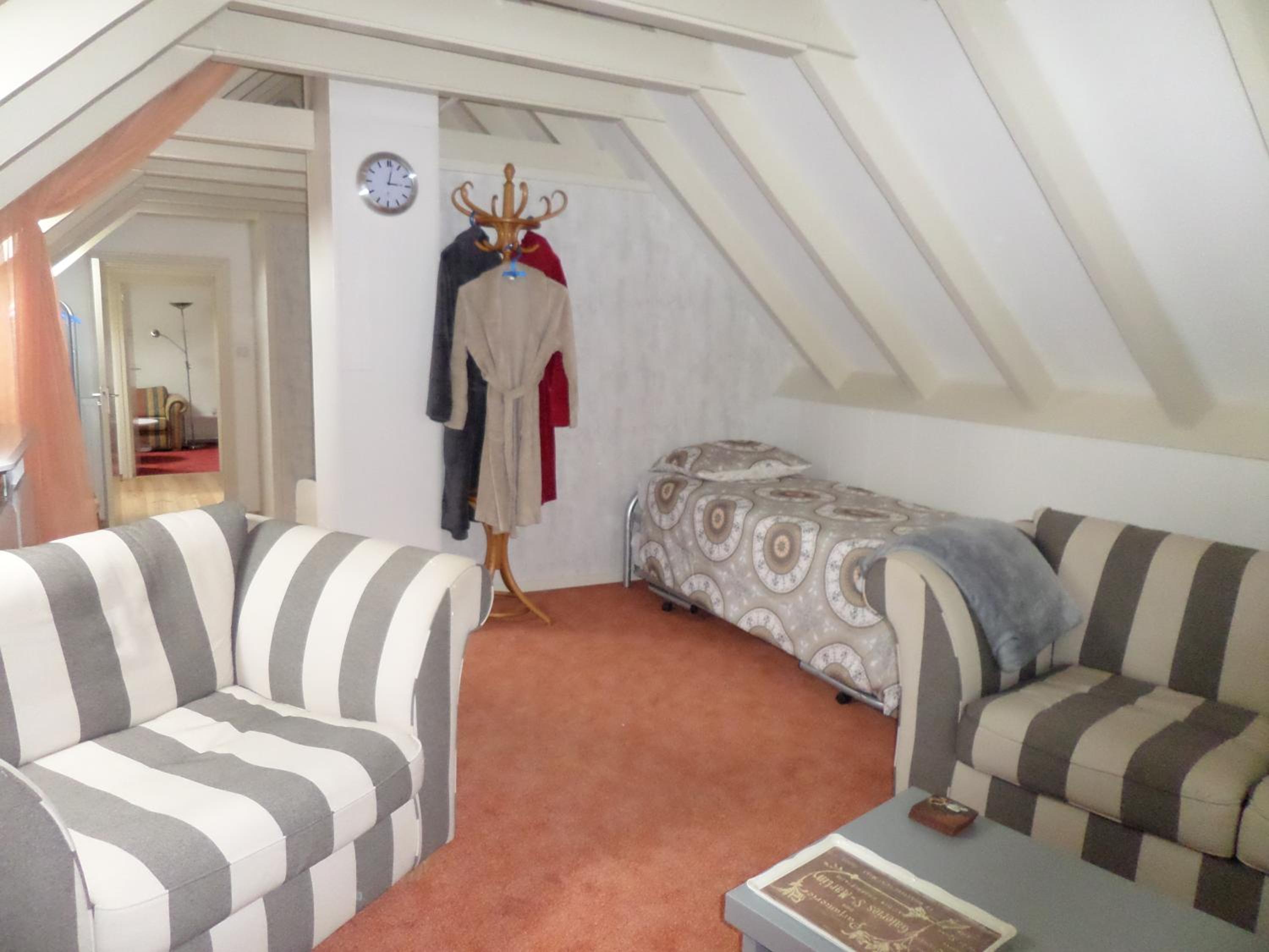 Luxury Family Room - Photo 9