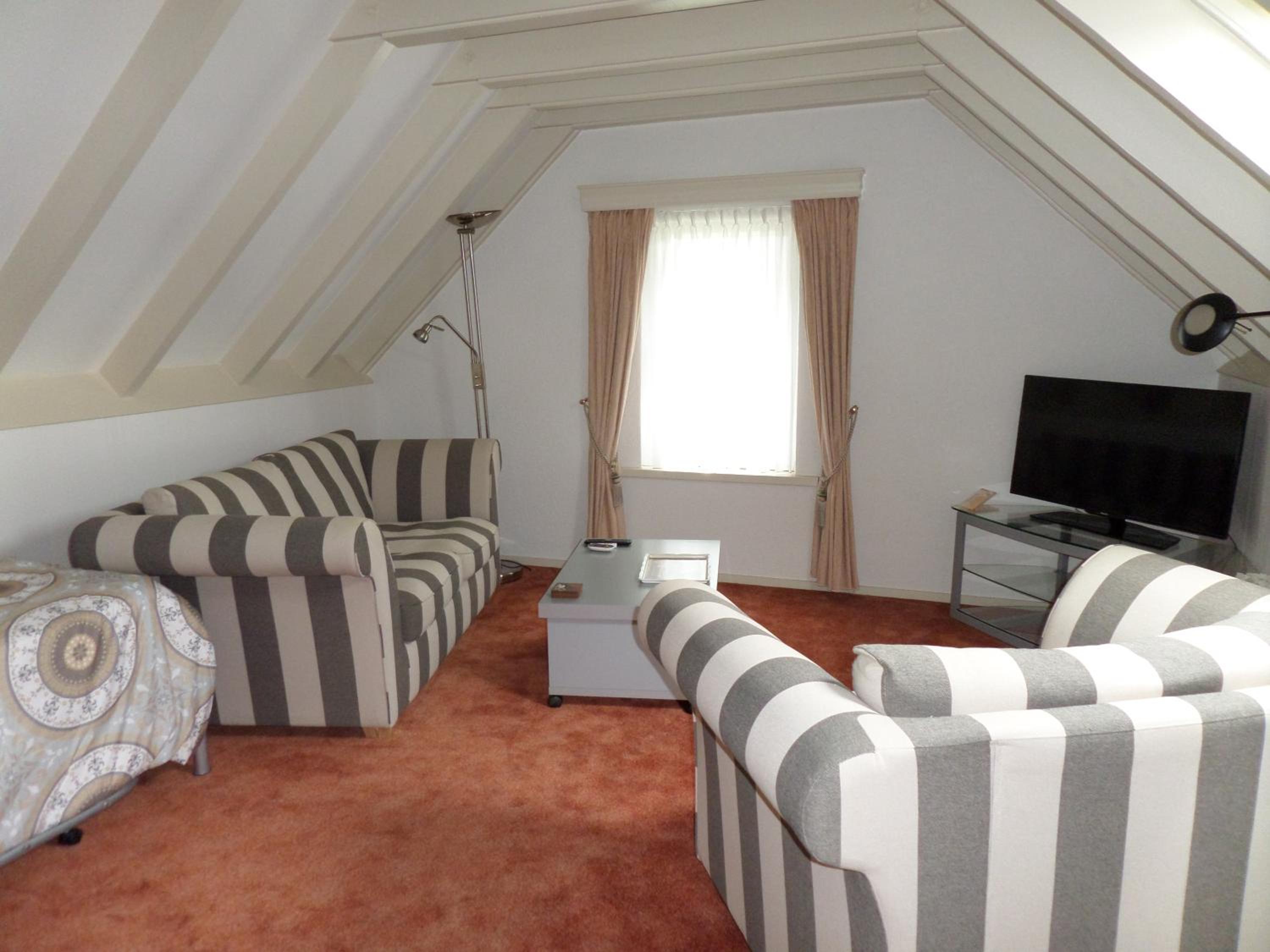 Luxury Family Room - Photo 2