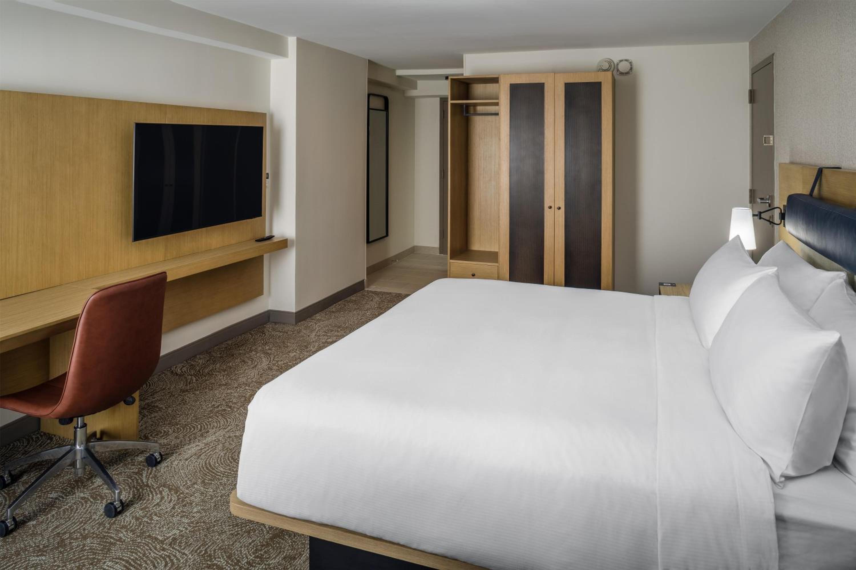 King Room with Roll-In Shower - Mobility/Hearing Accessible photo 3