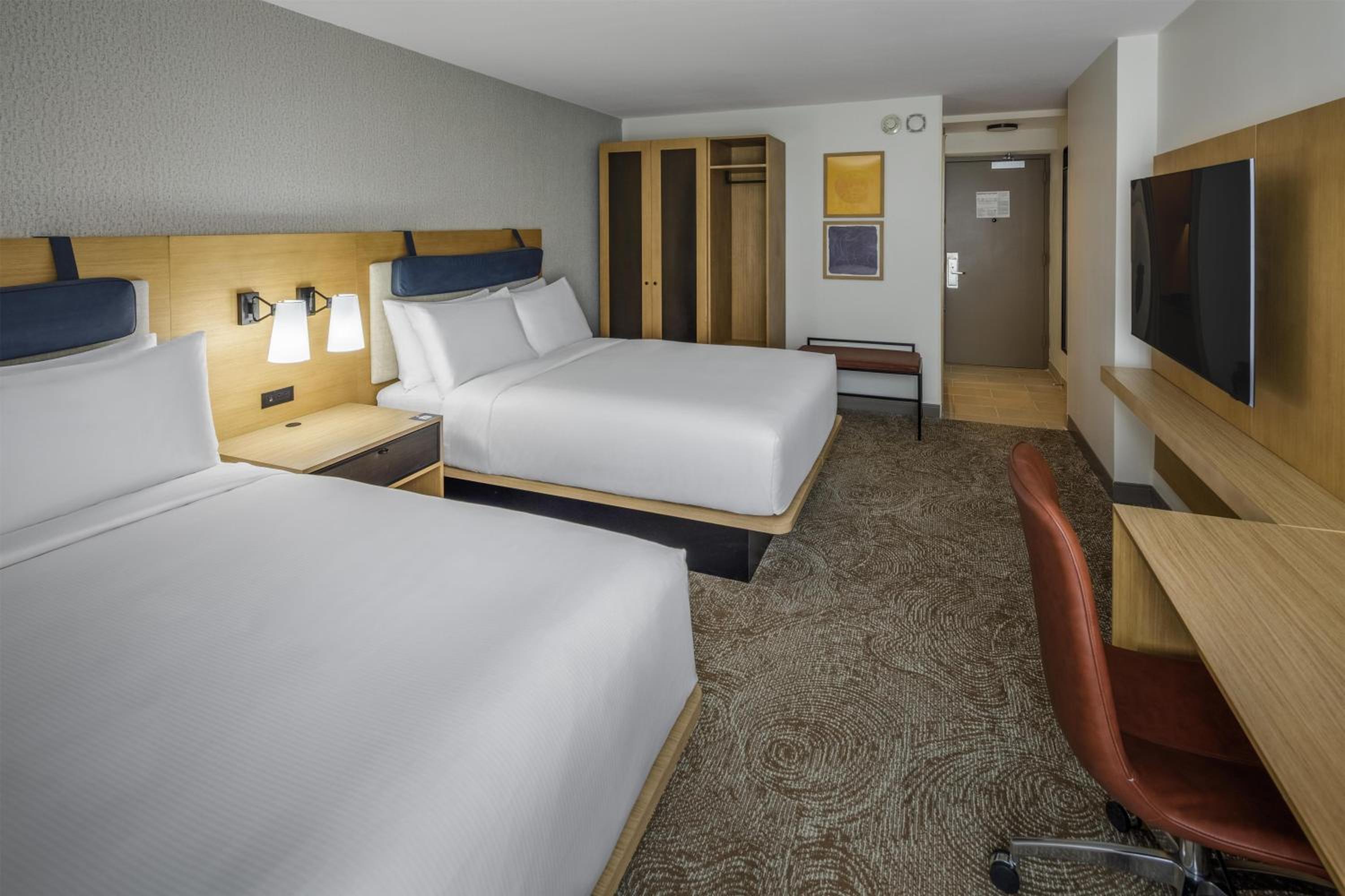 Queen Room with Two Queen Beds photo 2