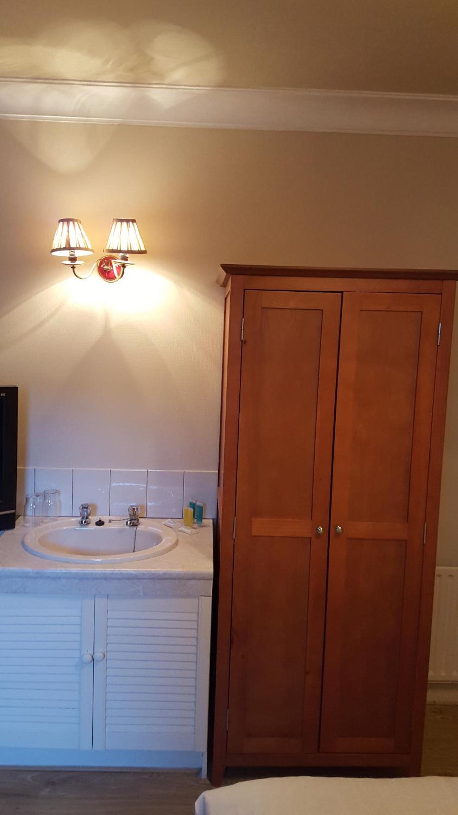 Basic Double Room With Shared Bathroom photo 3