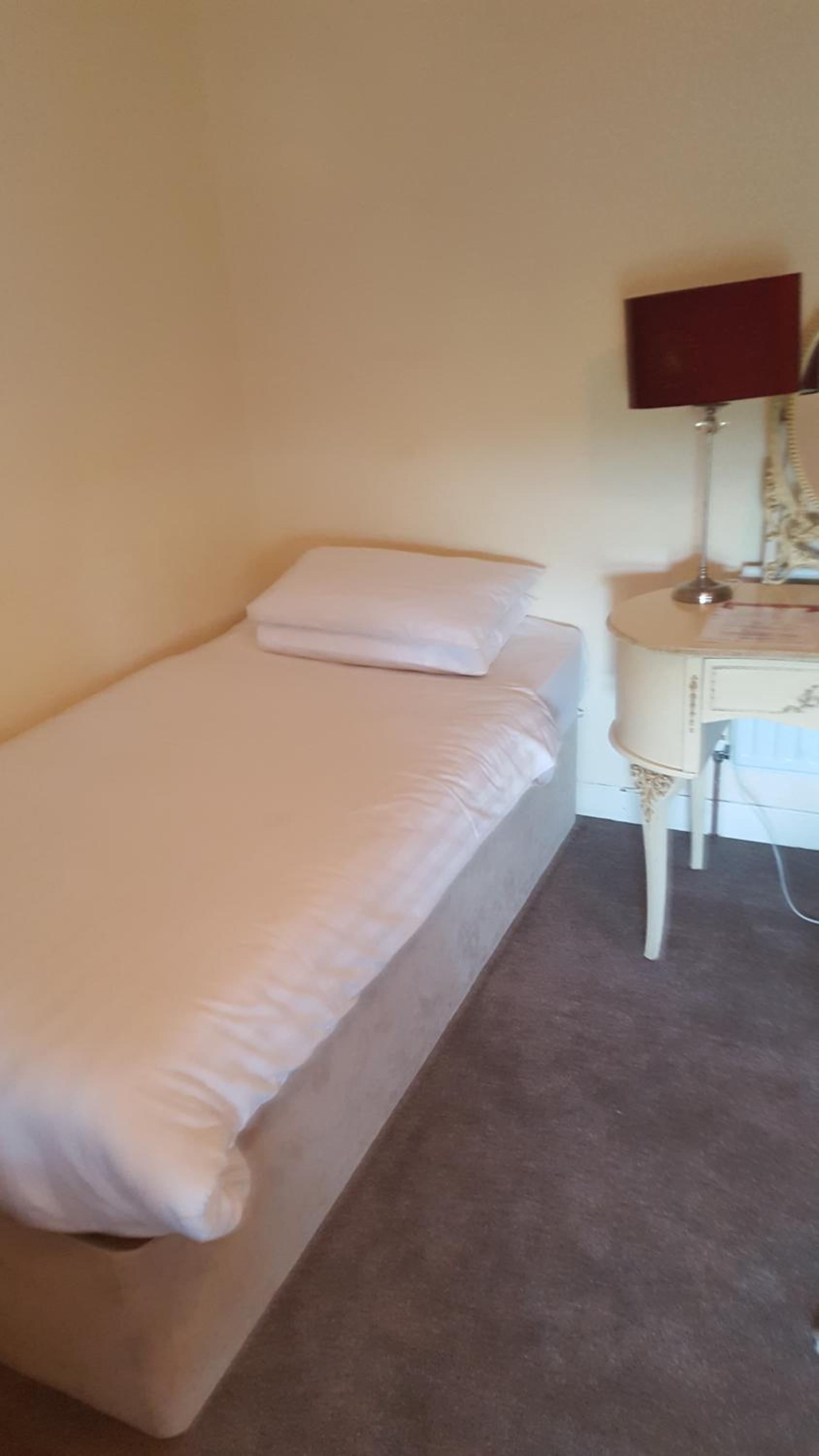 Basic Twin Room With Shared Bathroom photo 3