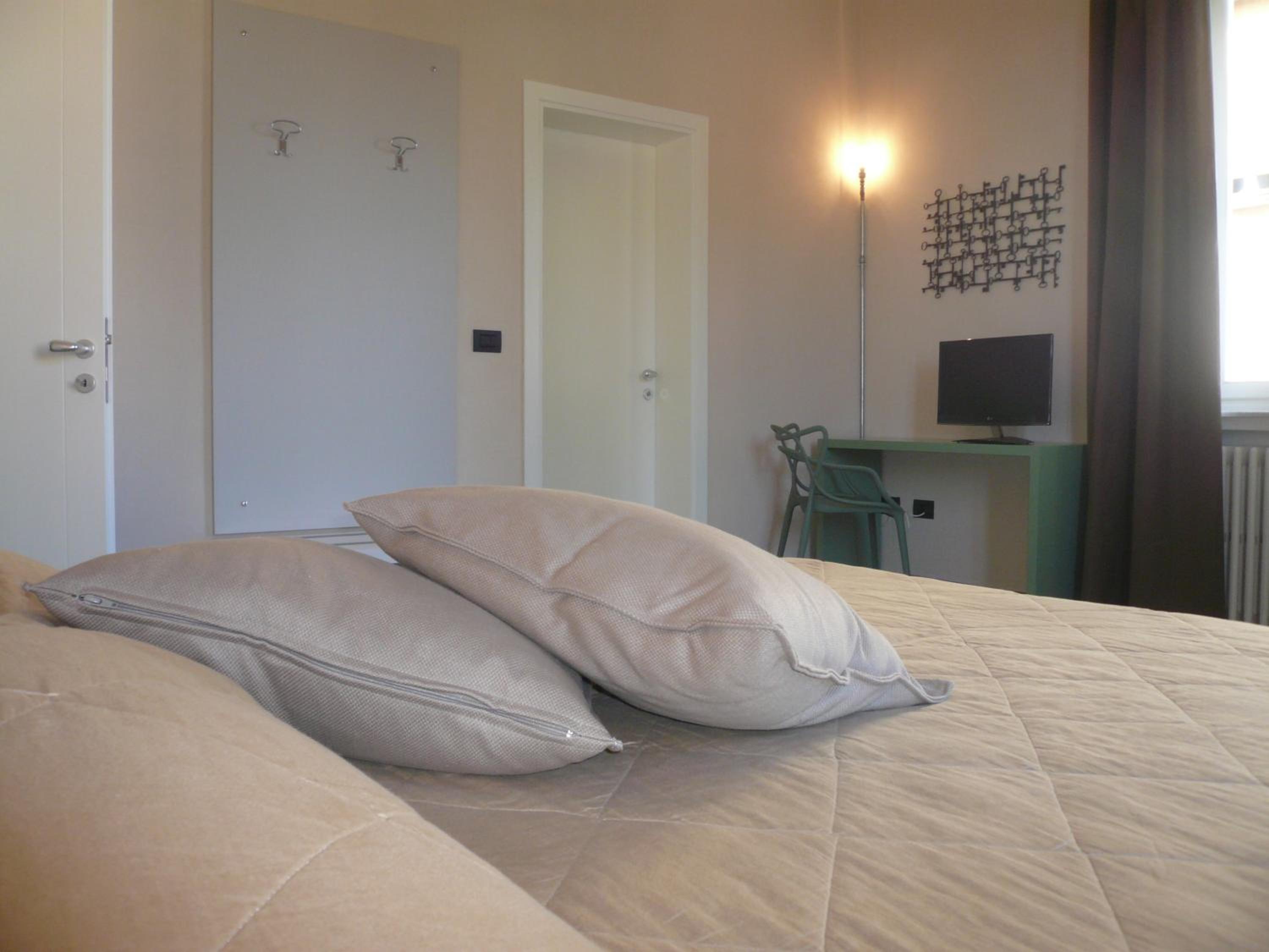 Standard Double Room - Photo 9