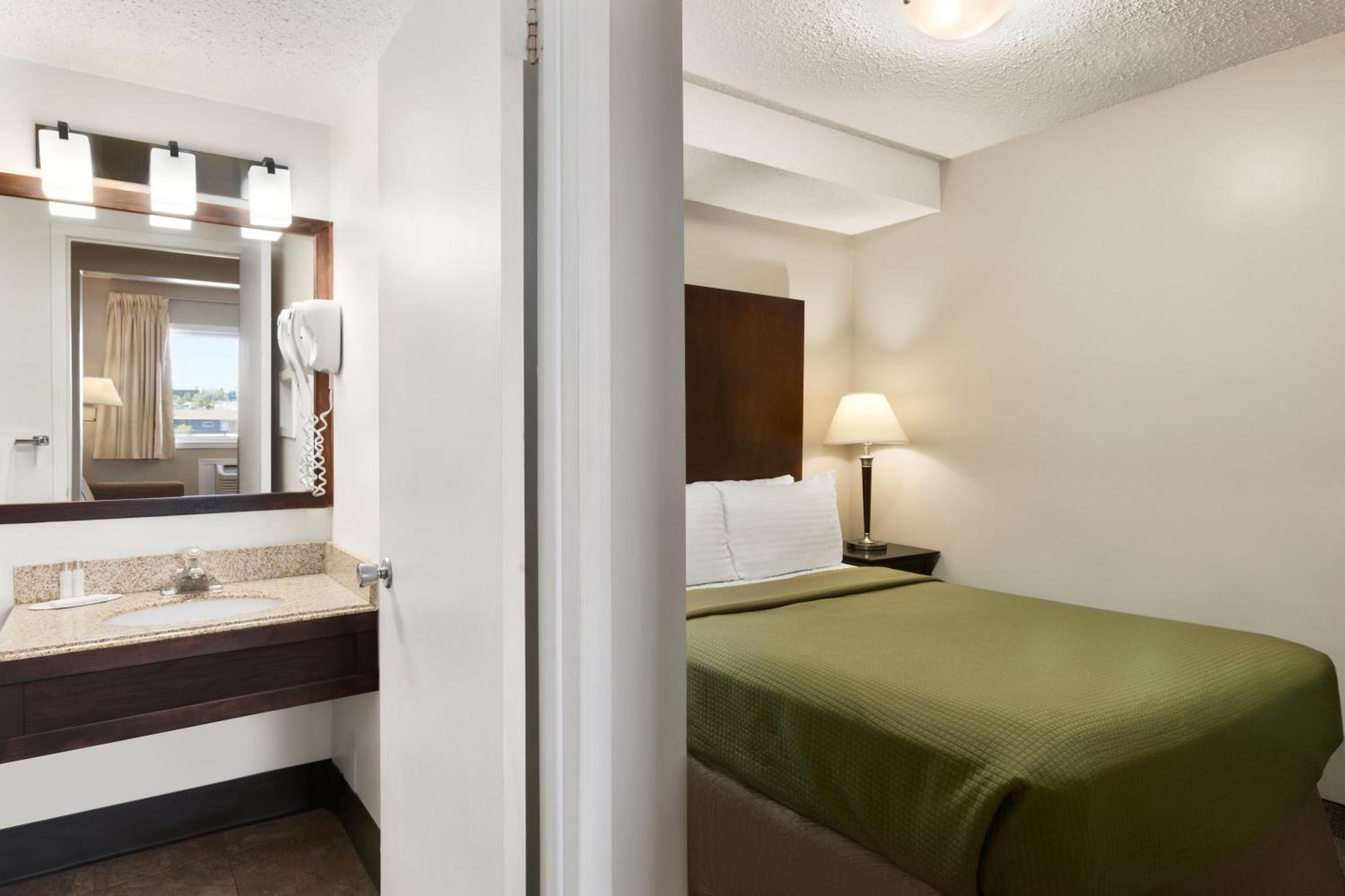 1 Queen Bed And 1 Double Bed, Studio Suite, Non-Smoking