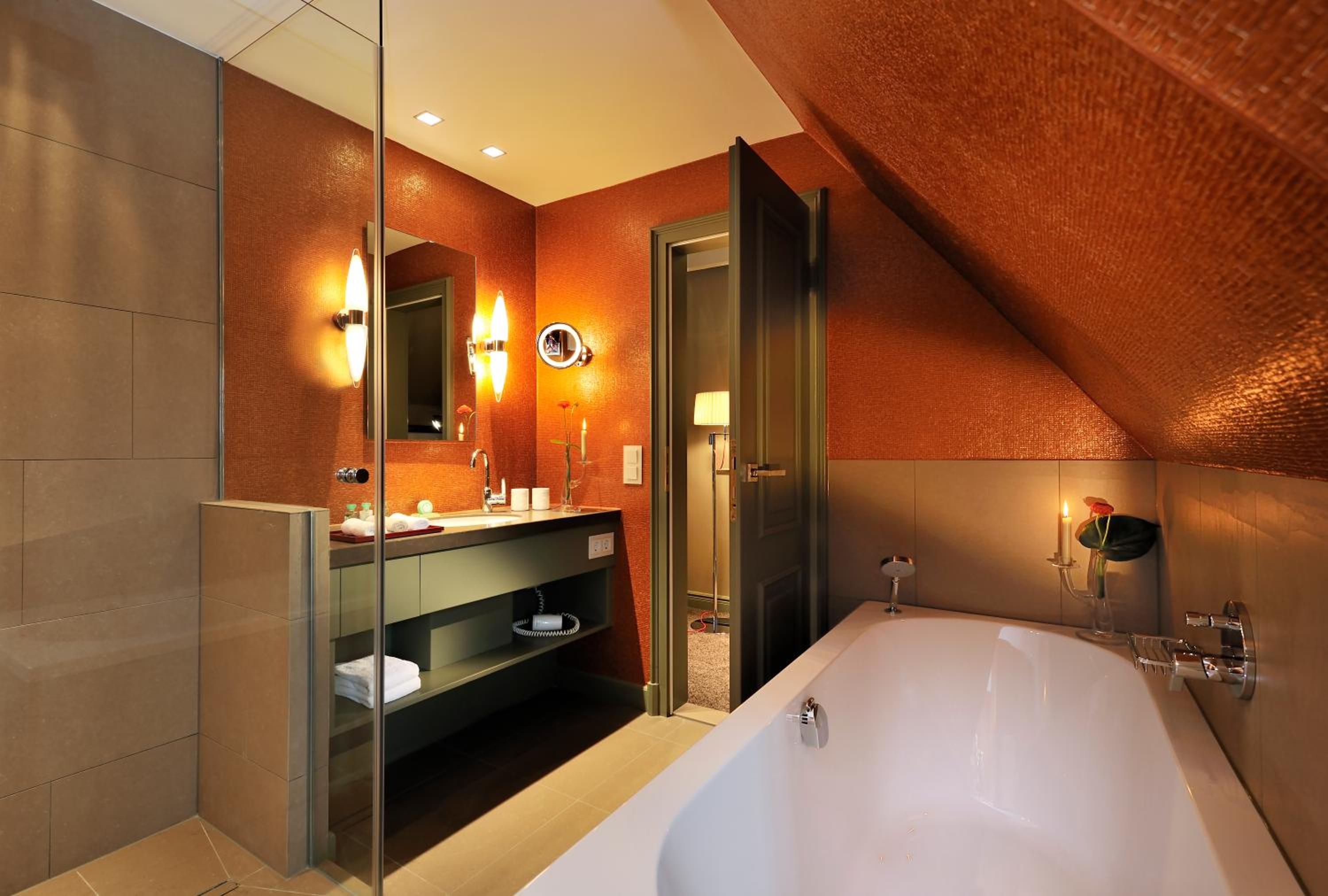 Suite with Garden View thumbnail 6