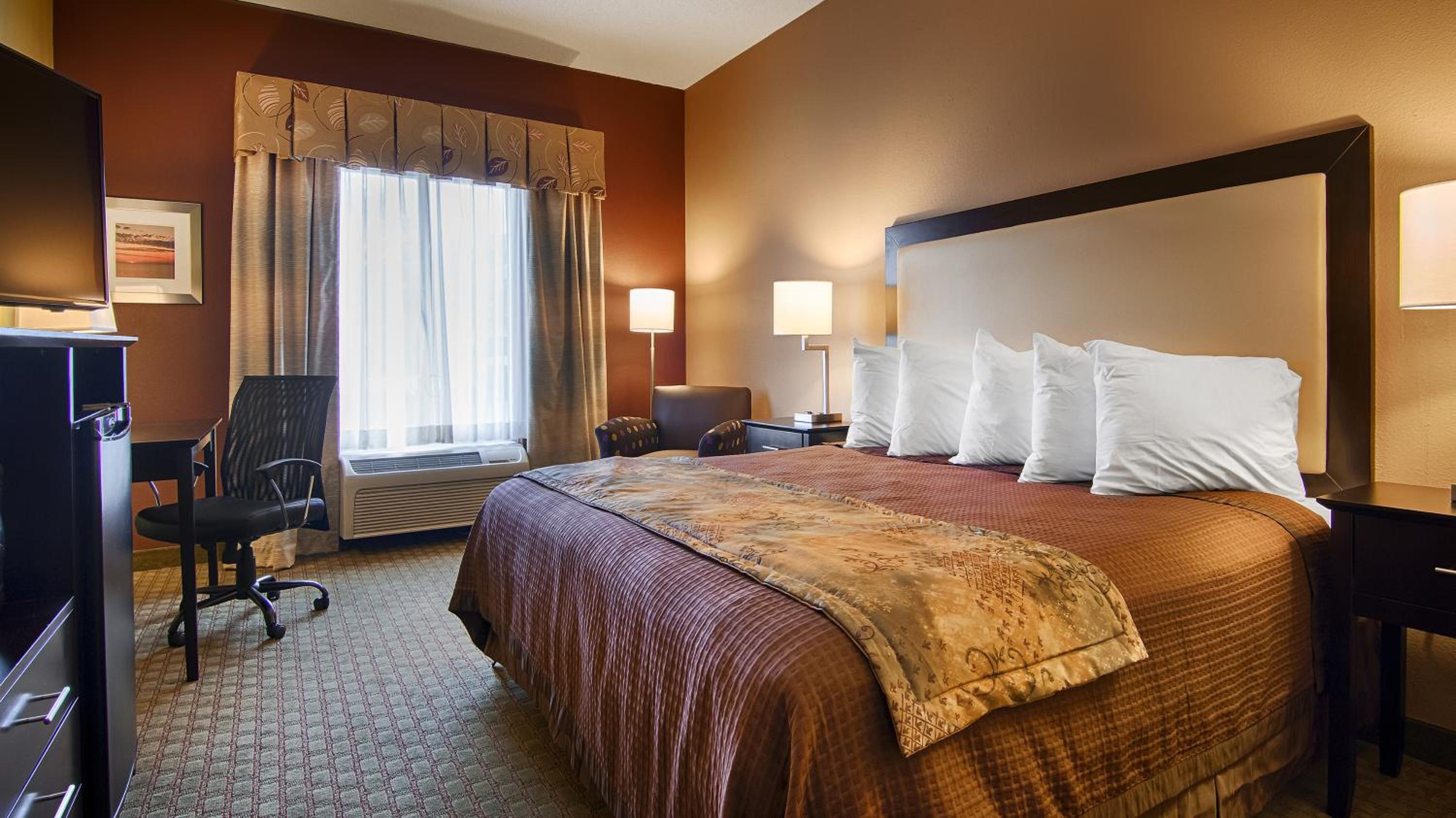King Room with Bath Tub - Disability Access/Non-Smoking  - Photo 1