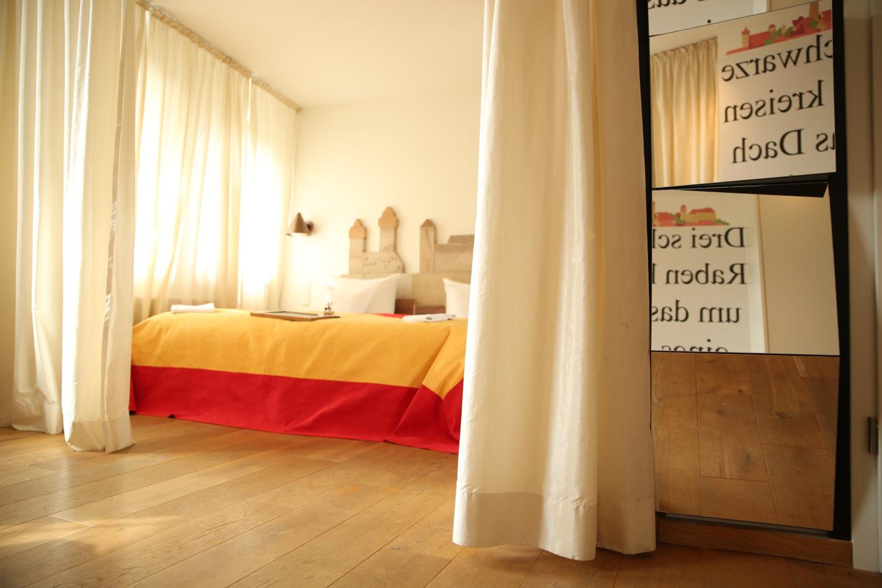 Suite - Photo 9