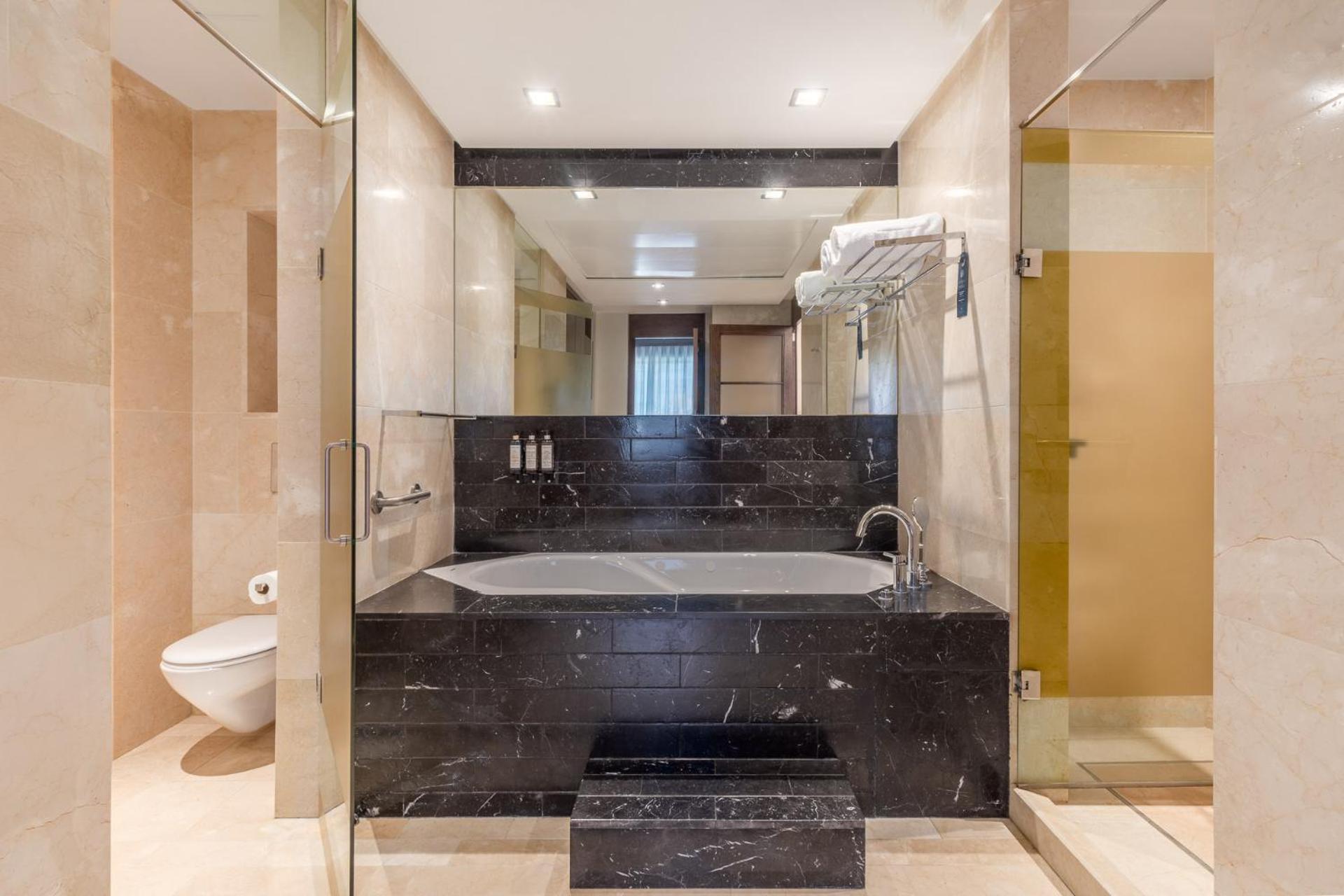 Executive Suite - Photo 2